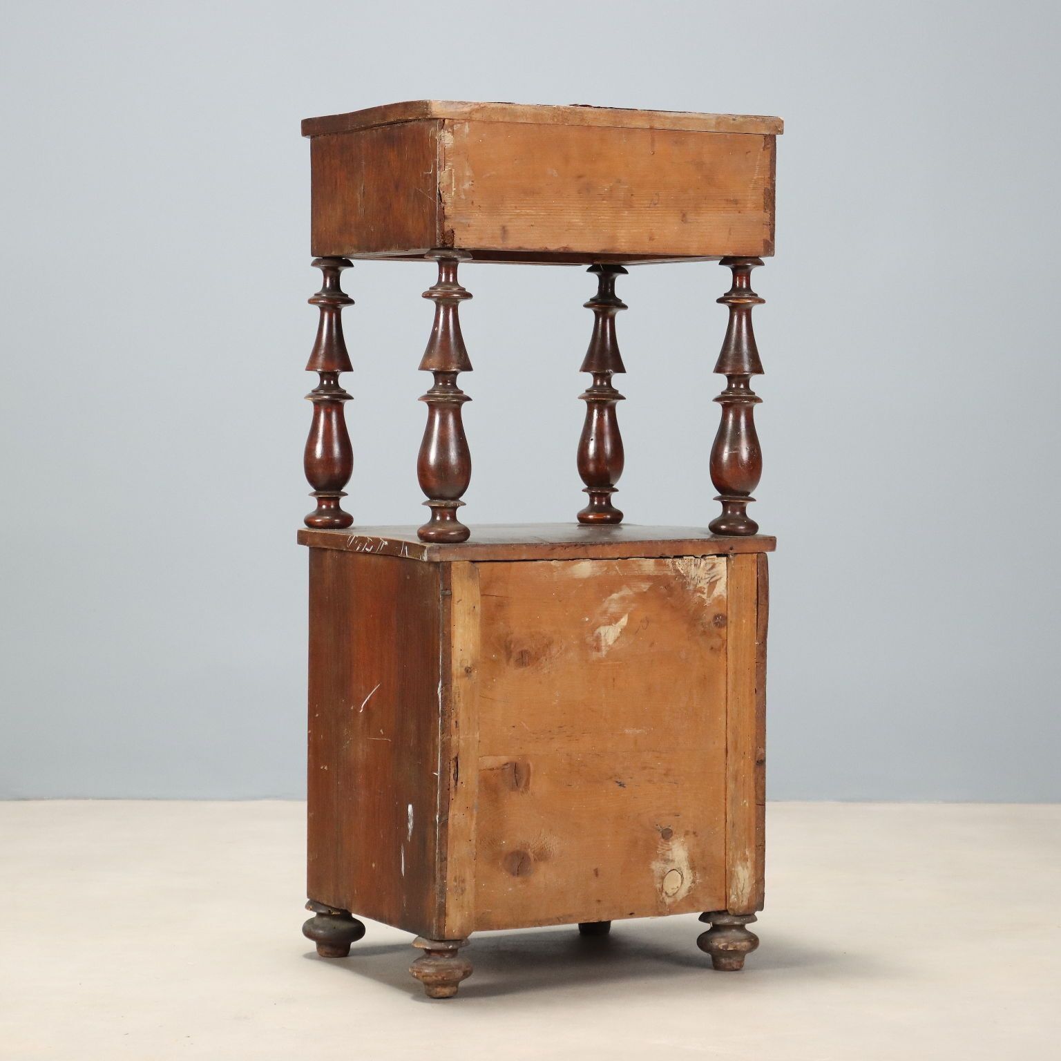 photo furniture Nachtkastje Louis-Philippe Walnoot Italië 19e Eeuw