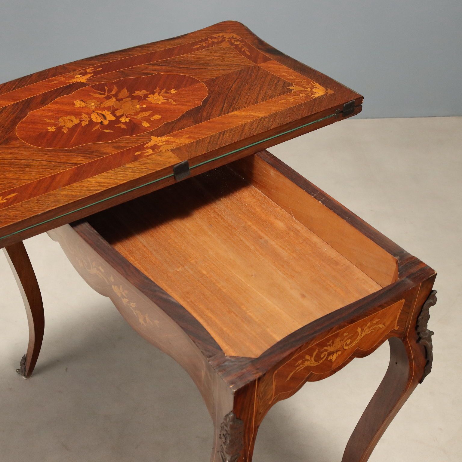 photo furniture Speltafel van Indiaans palissander en mahonie