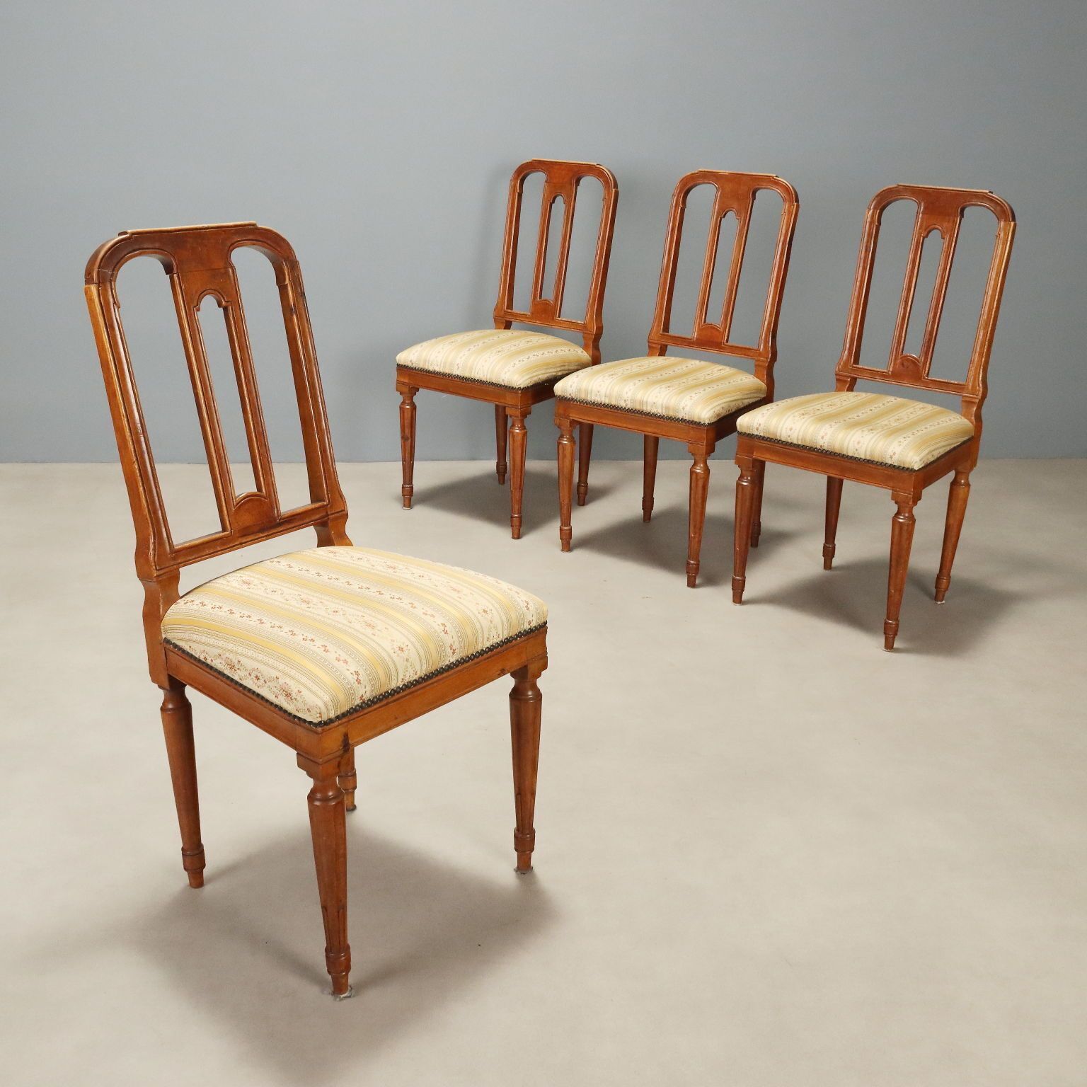 Antieke stoelen, walnoot, gestoffeerde zitting, Italië, midden 19e eeuw