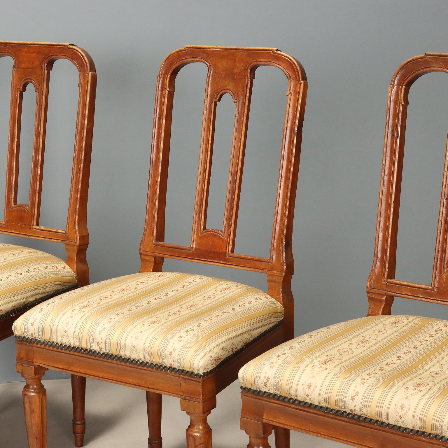 Antieke stoelen, walnoot, gestoffeerde zitting, Italië, midden 19e eeuw photo for sale