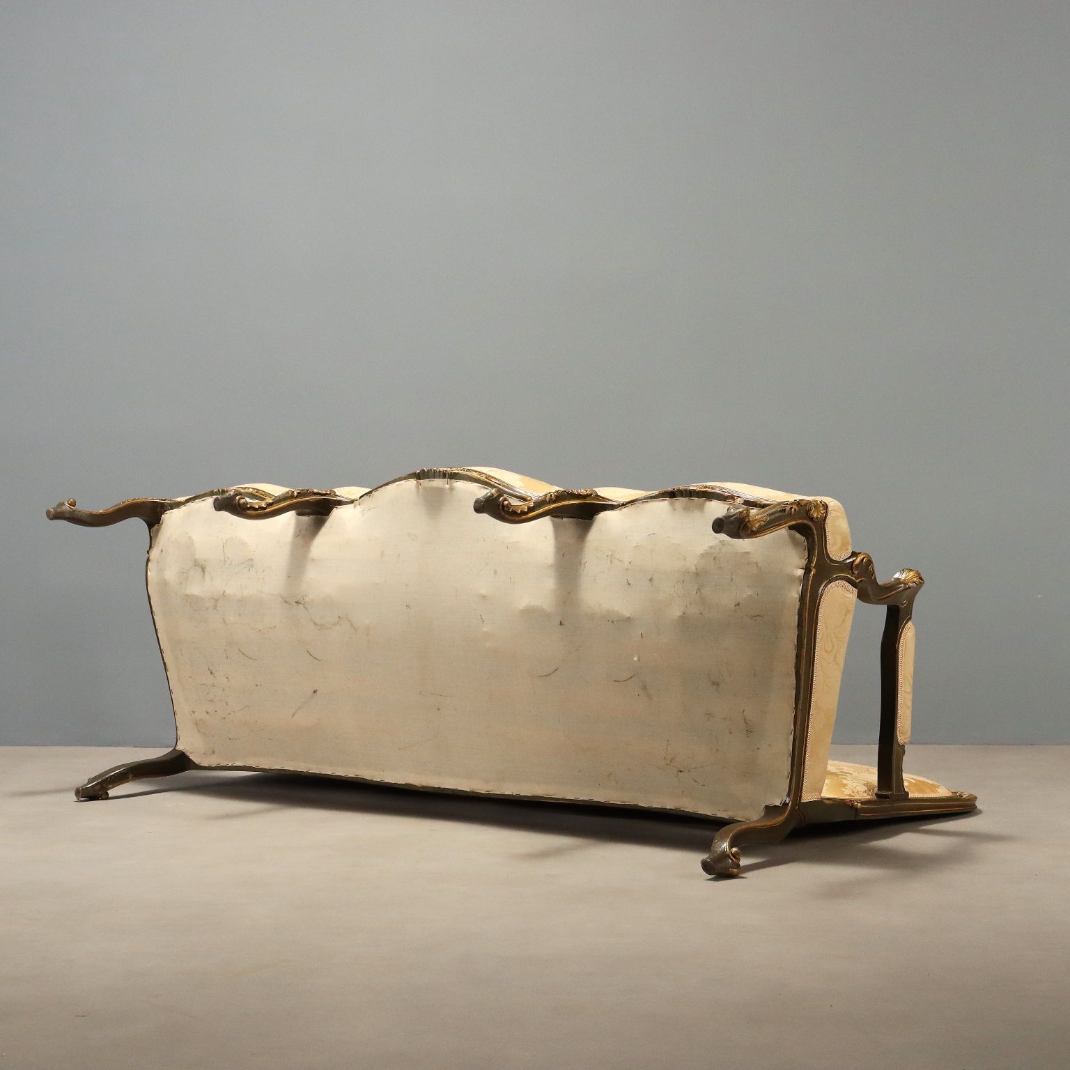 880.0 Barokke sofa, gesneden hout, bekleding, Italië, 19e eeuw photo