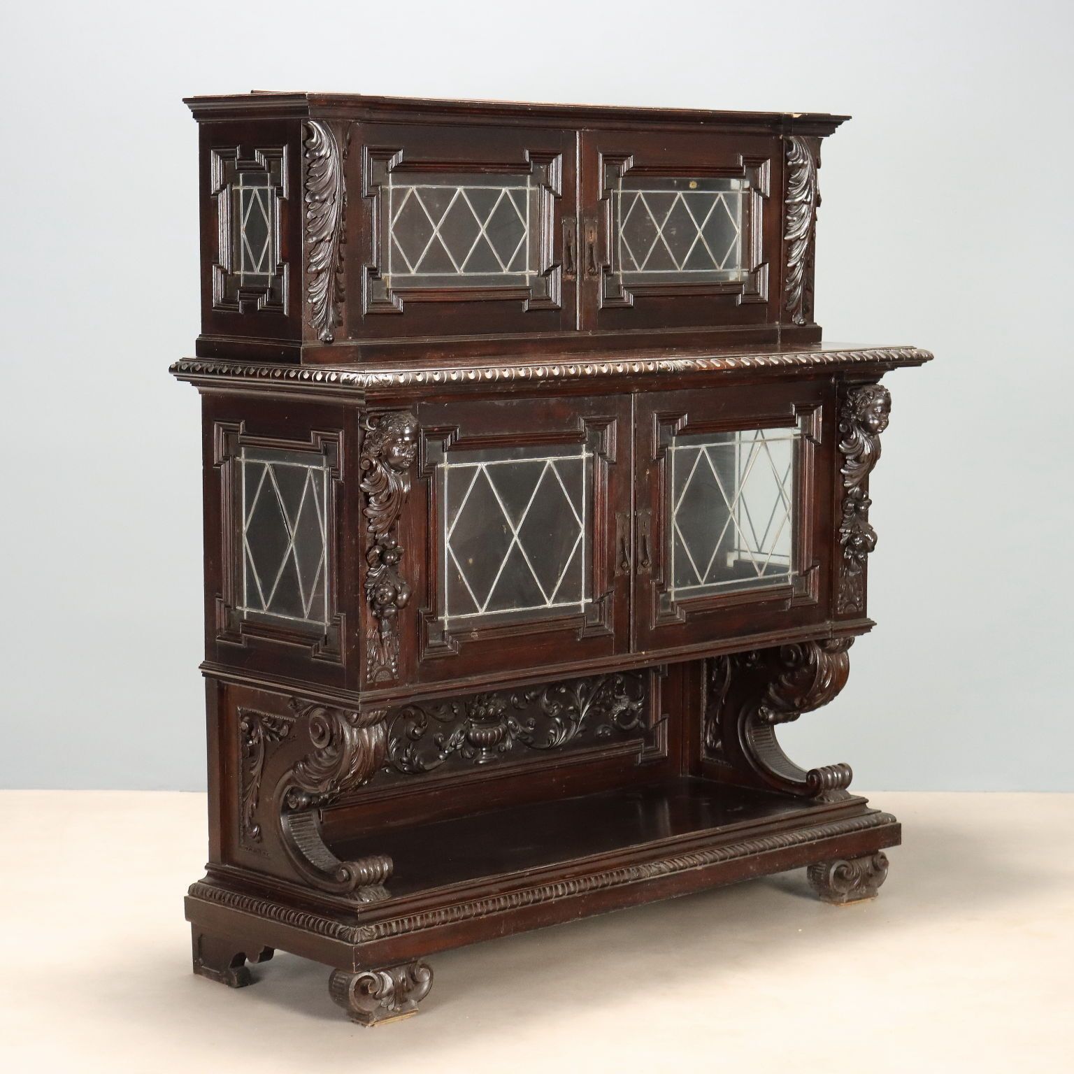 Vitrinekast Neo-Renaissance stijl walnoot, laat 19e eeuw