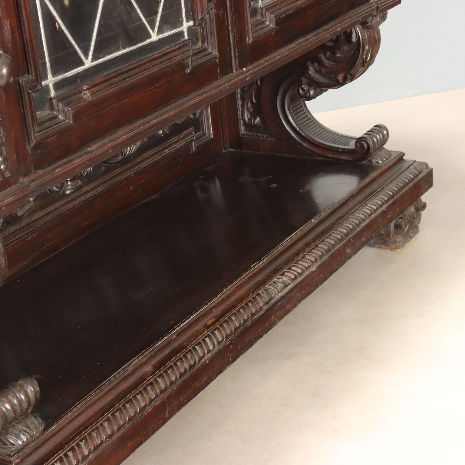 Vitrinekast Neo-Renaissance stijl walnoot, laat 19e eeuw photo buy