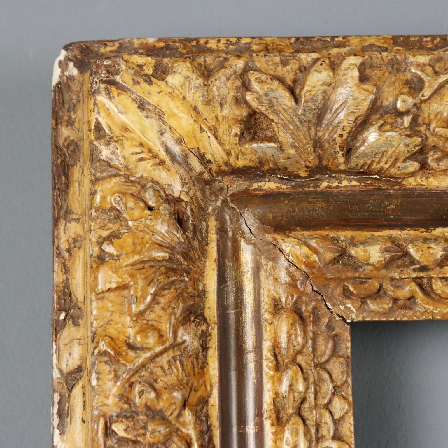 Antieke lijst, gesneden hout met bloemdecoraties, Italië, 18e eeuw photo Woonaccessoires