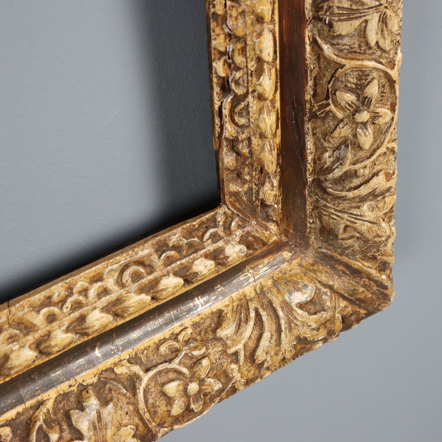 photo furniture Antieke lijst, gesneden hout met bloemdecoraties, Italië, 18e eeuw
