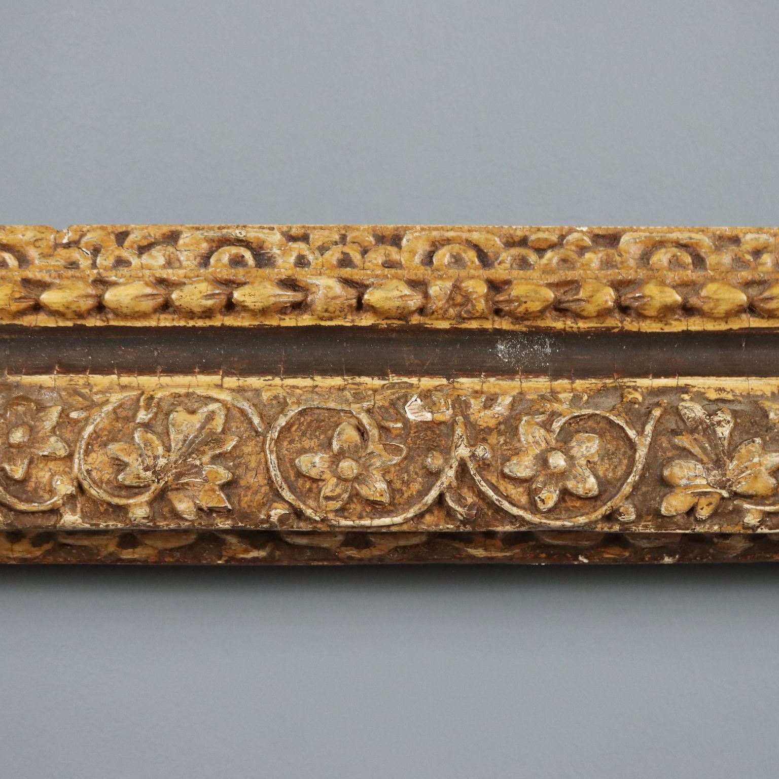 photo for sale Antieke lijst, gesneden hout met bloemdecoraties, Italië, 18e eeuw