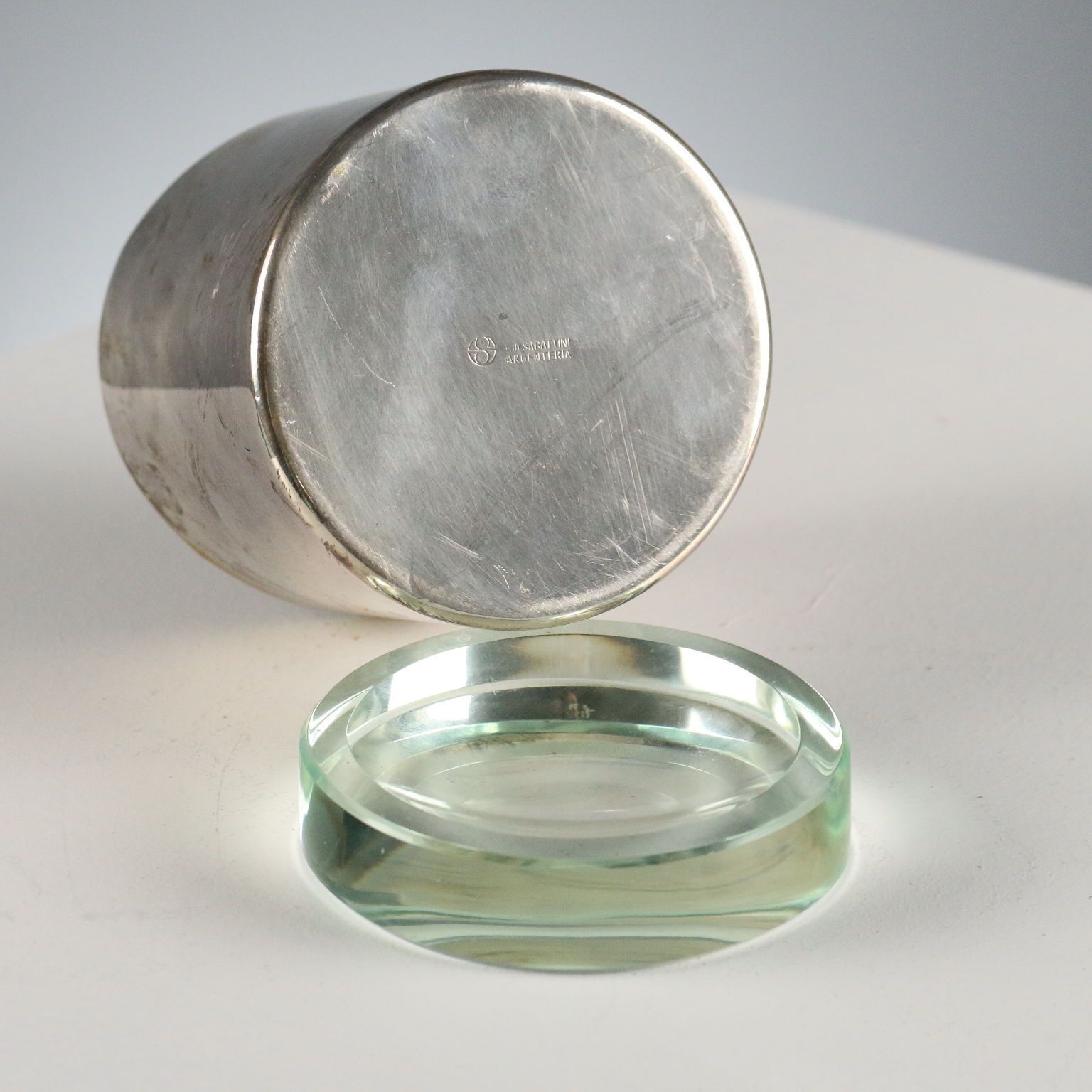 Metalen en glazen doos van Lino Sabattini photo vinterior