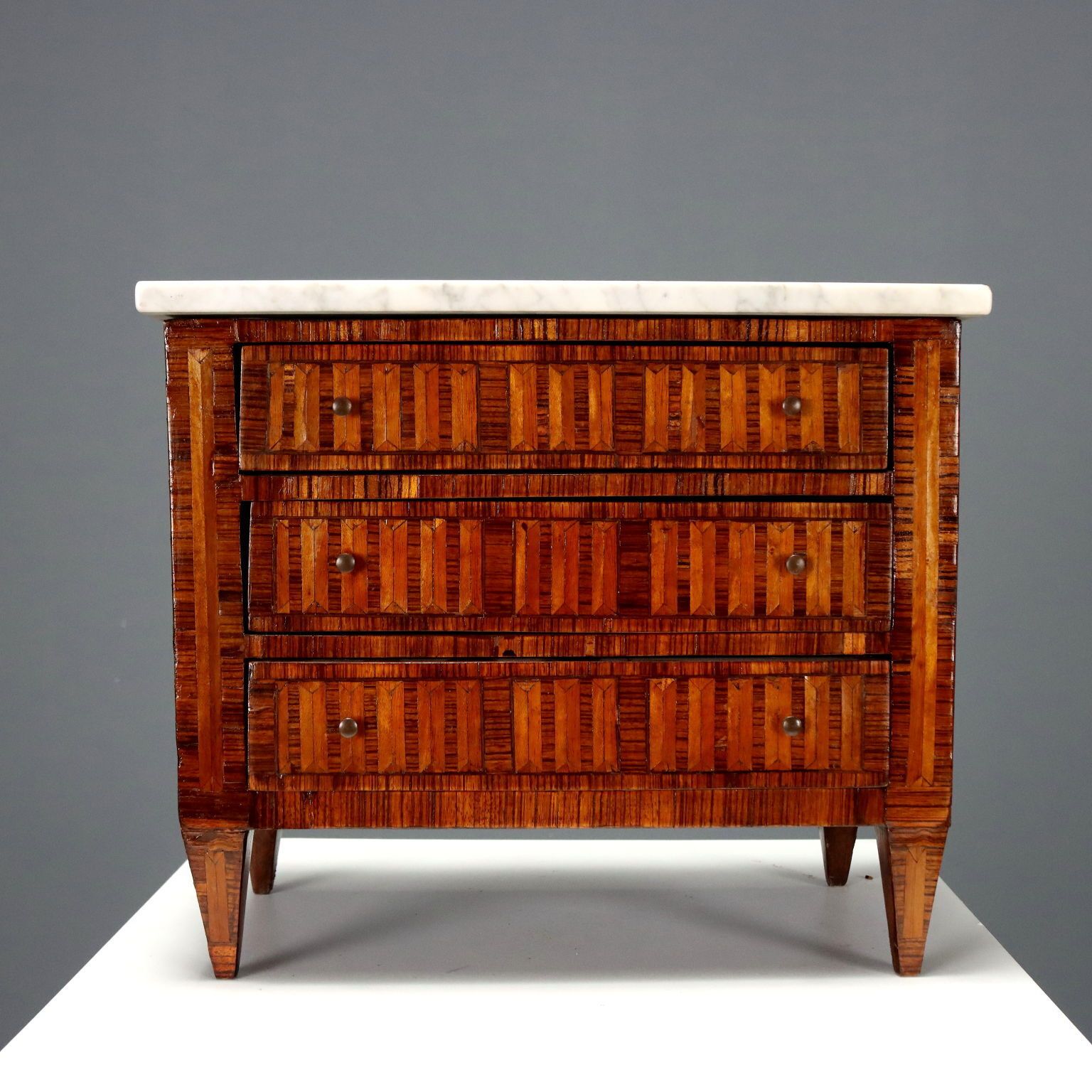 Kleine ladekast, neoclassicistische stijl, 20e eeuw photo buy