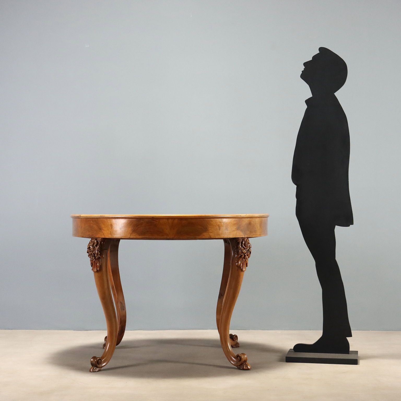 Walnoothouten tafel, Italië, 19e eeuw photo furniture