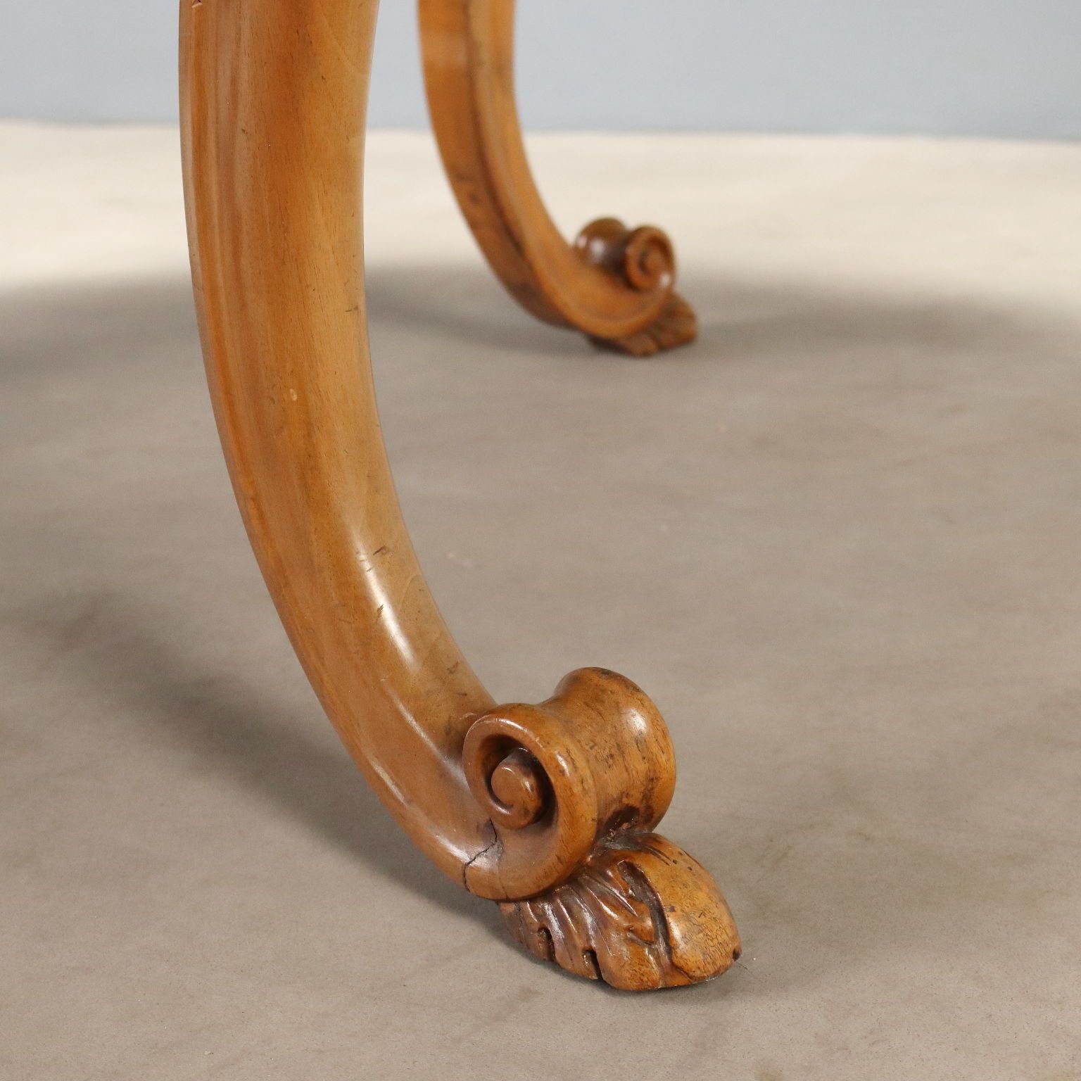 Walnoothouten tafel, Italië, 19e eeuw photo vinterior