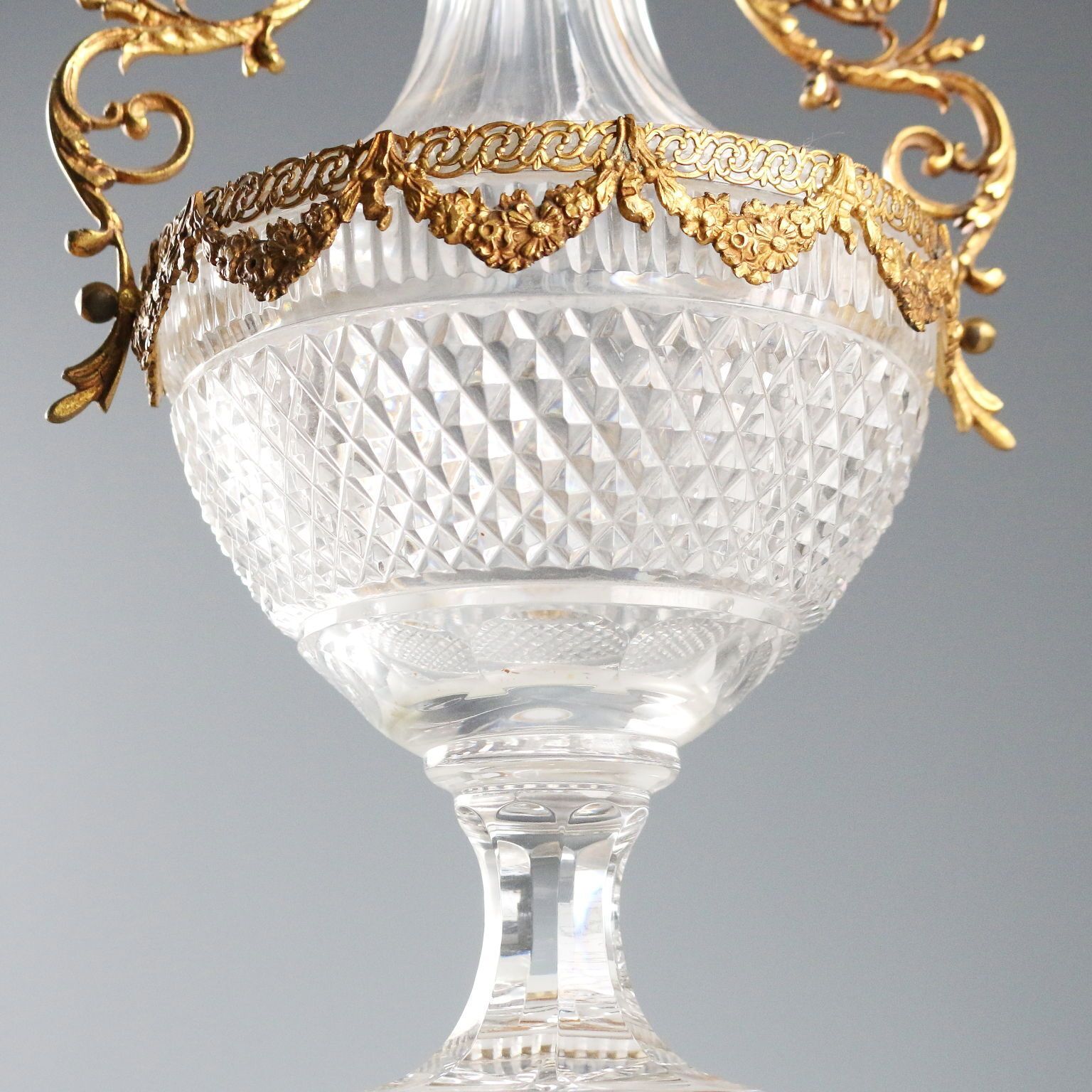 Antiek kristallen vaas met bronzen decoraties, Frankrijk, 19e-20e eeuw photo vinterior