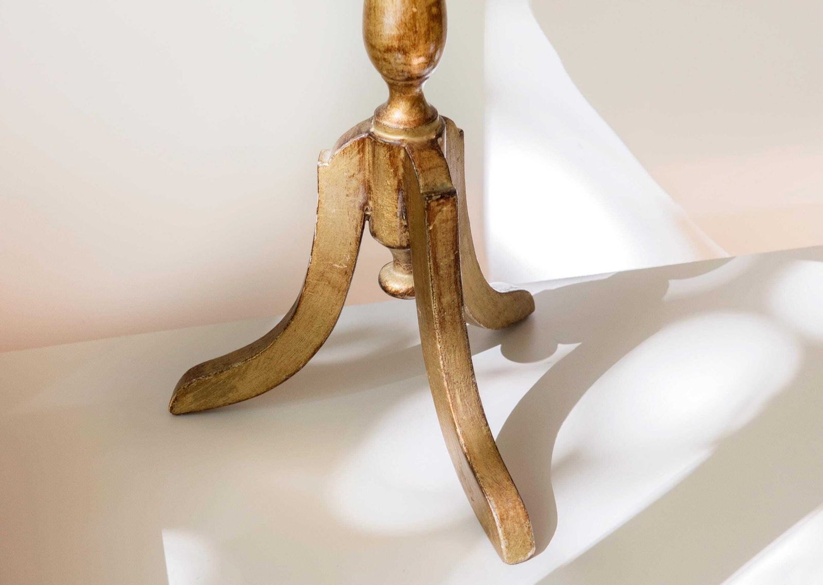 Vintage Italiaanse Florentijnse wijntafel, handgeschilderd verguld houten voetstuk bijzettafel, ronde driepoot plantenstandaard photo 305.0