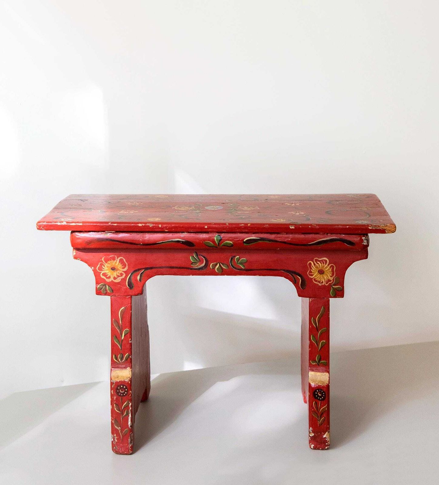 Antiek Nederlandse volkskunst kruk - 19e eeuw handgeschilderde bloemen houten bank, primitieve voetenbank photo furniture