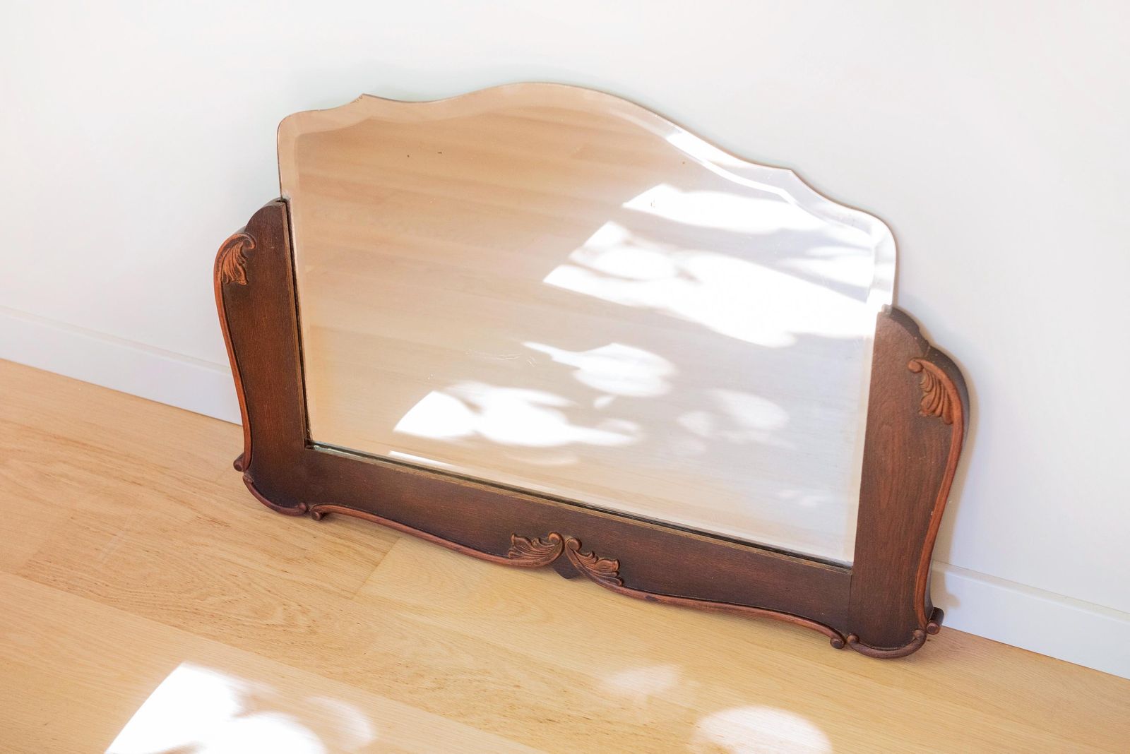 Antieke Nederlandse art deco eiken wandspiegel met geslepen glas, Amsterdam School schoorsteenspiegel, jaren 1920 photo for sale