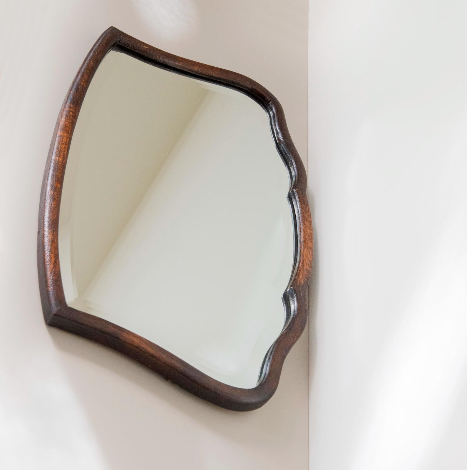Antieke eiken wandspiegel   Geschulpte houten lijst   Spiegel met geslepen glas   Brede Nederlandse Victoriaanse spiegel photo vinterior
