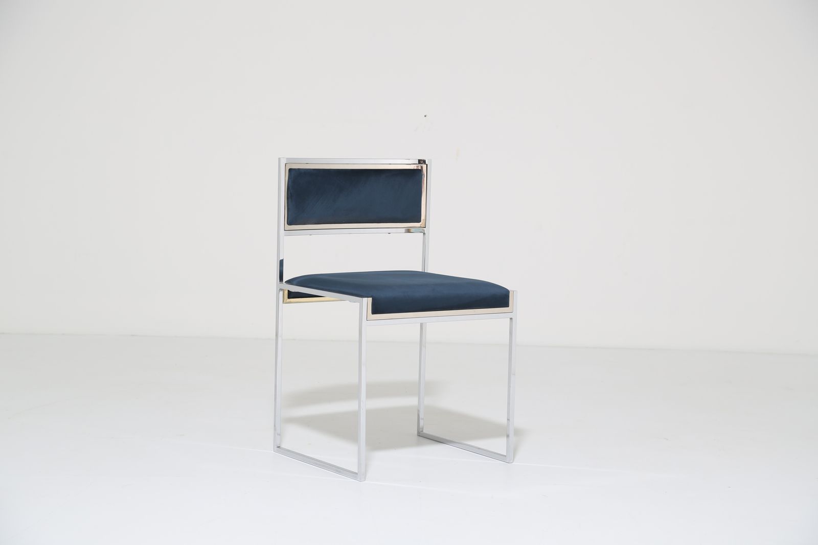 Mid-Century Modern Italiaanse marineblauw fluwelen stoel met verchroomd frame, Willy Rizzo voor Mario Sabot, jaren 1970. photo for sale