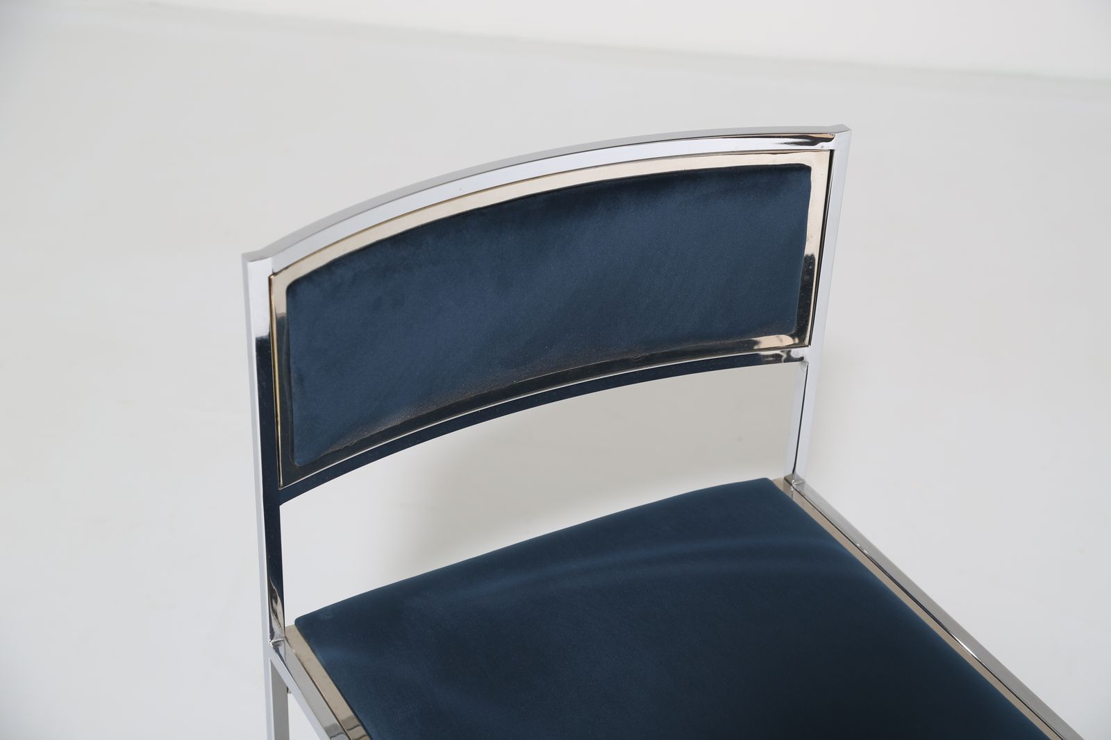 Mid-Century Modern Italiaanse marineblauw fluwelen stoel met verchroomd frame, Willy Rizzo voor Mario Sabot, jaren 1970. photo Meubels