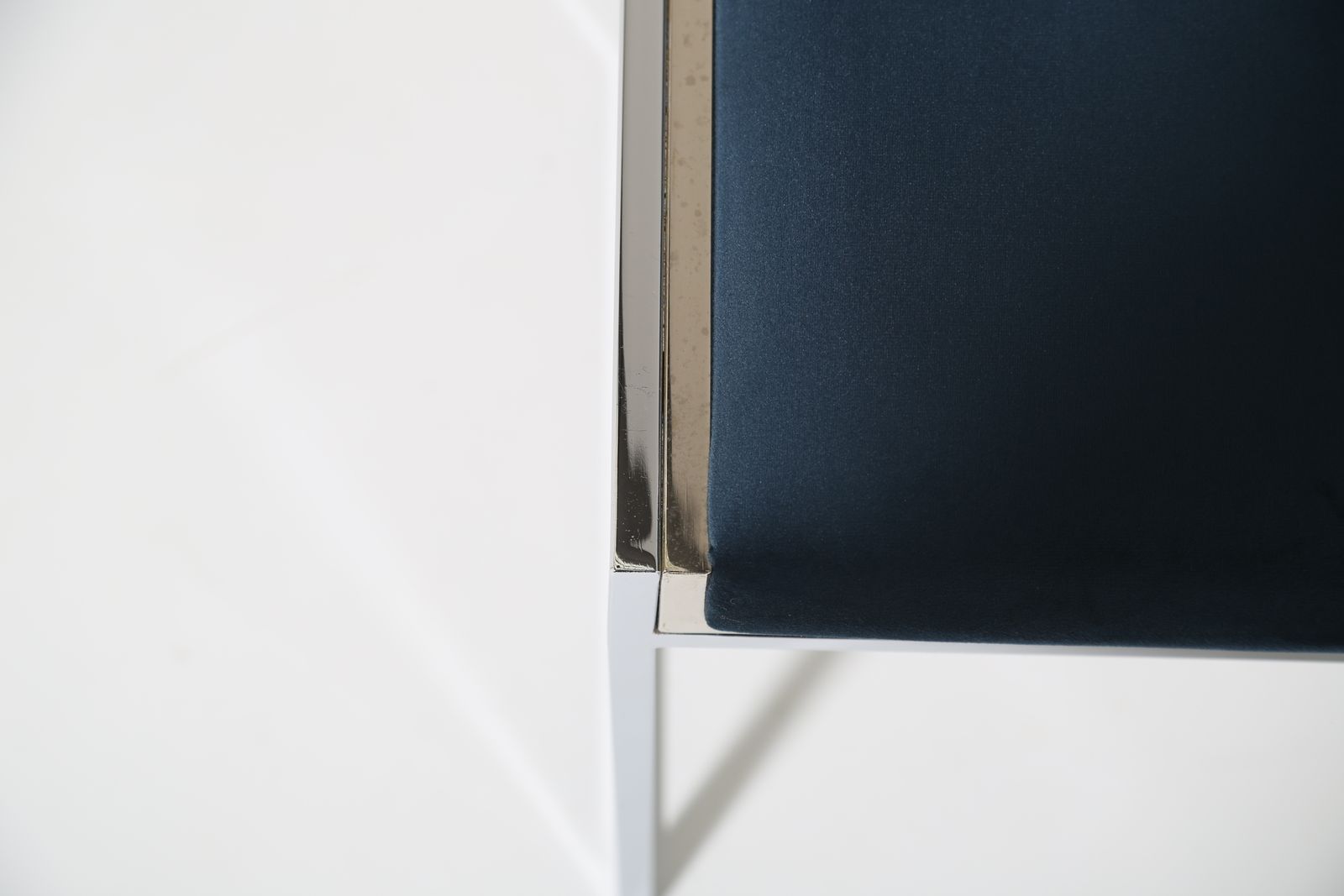 Mid-Century Modern Italiaanse marineblauw fluwelen stoel met verchroomd frame, Willy Rizzo voor Mario Sabot, jaren 1970. photo vinterior