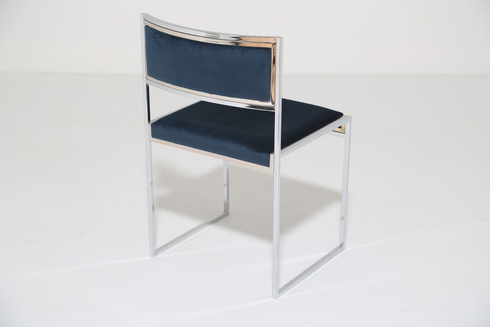 photo vinterior Mid-Century Modern Italiaanse marineblauw fluwelen stoel met verchroomd frame, Willy Rizzo voor Mario Sabot, jaren 1970.