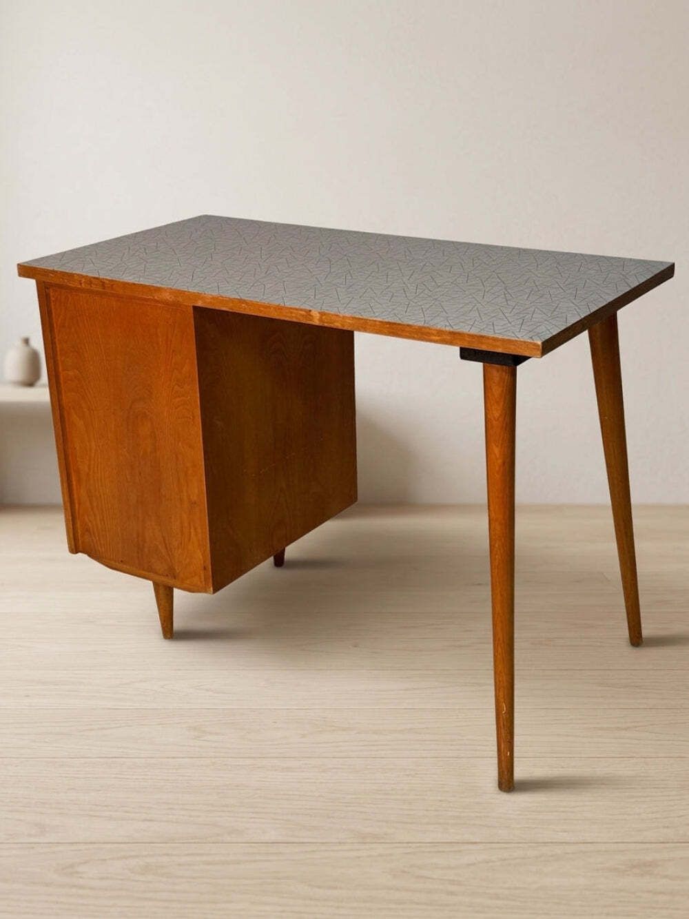 Schrijftafel mid-century houten bureau met vier lades, 109 × 56 × 79 cm photo buy