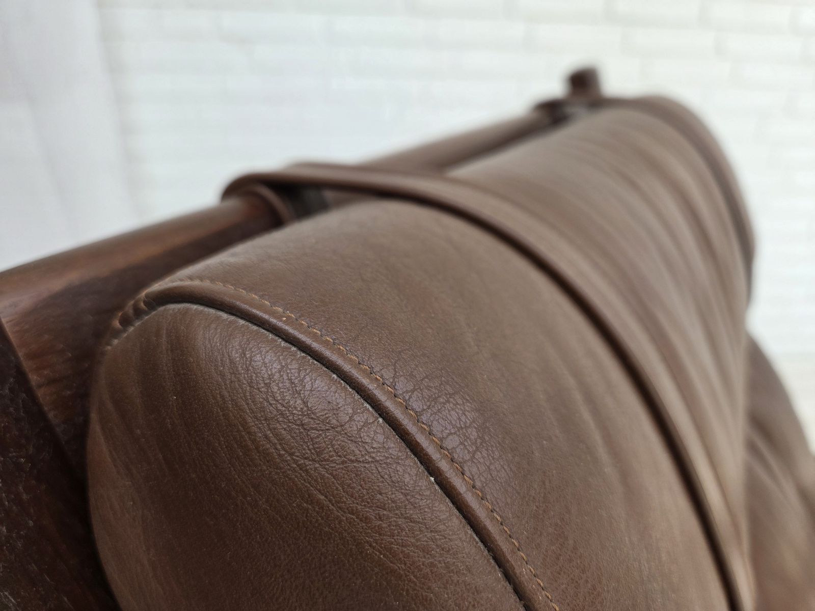 Ca. jaren 1970, Deens design van H.J.Wegner, fauteuil met hoge rugleuning, model GE530. photo vinterior