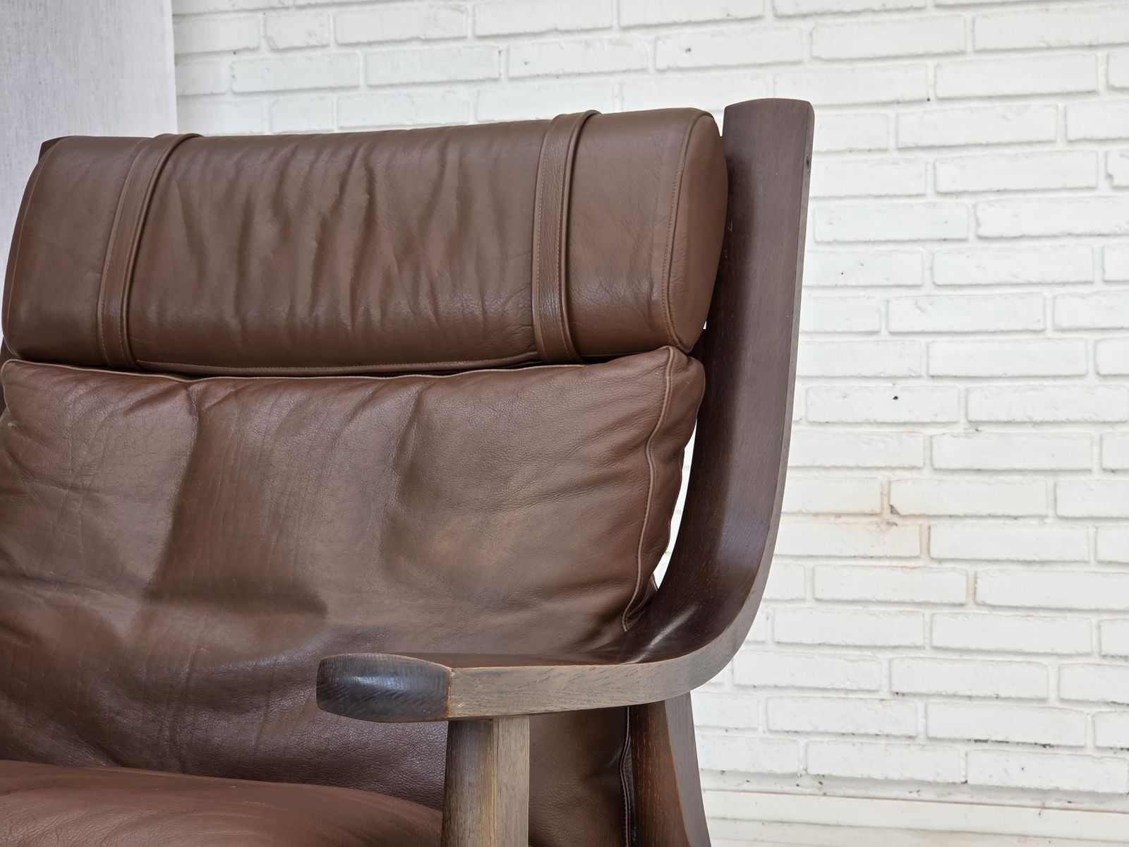 Ca. jaren 1970, Deens design van H.J.Wegner, fauteuil met hoge rugleuning, model GE530. photo vintage
