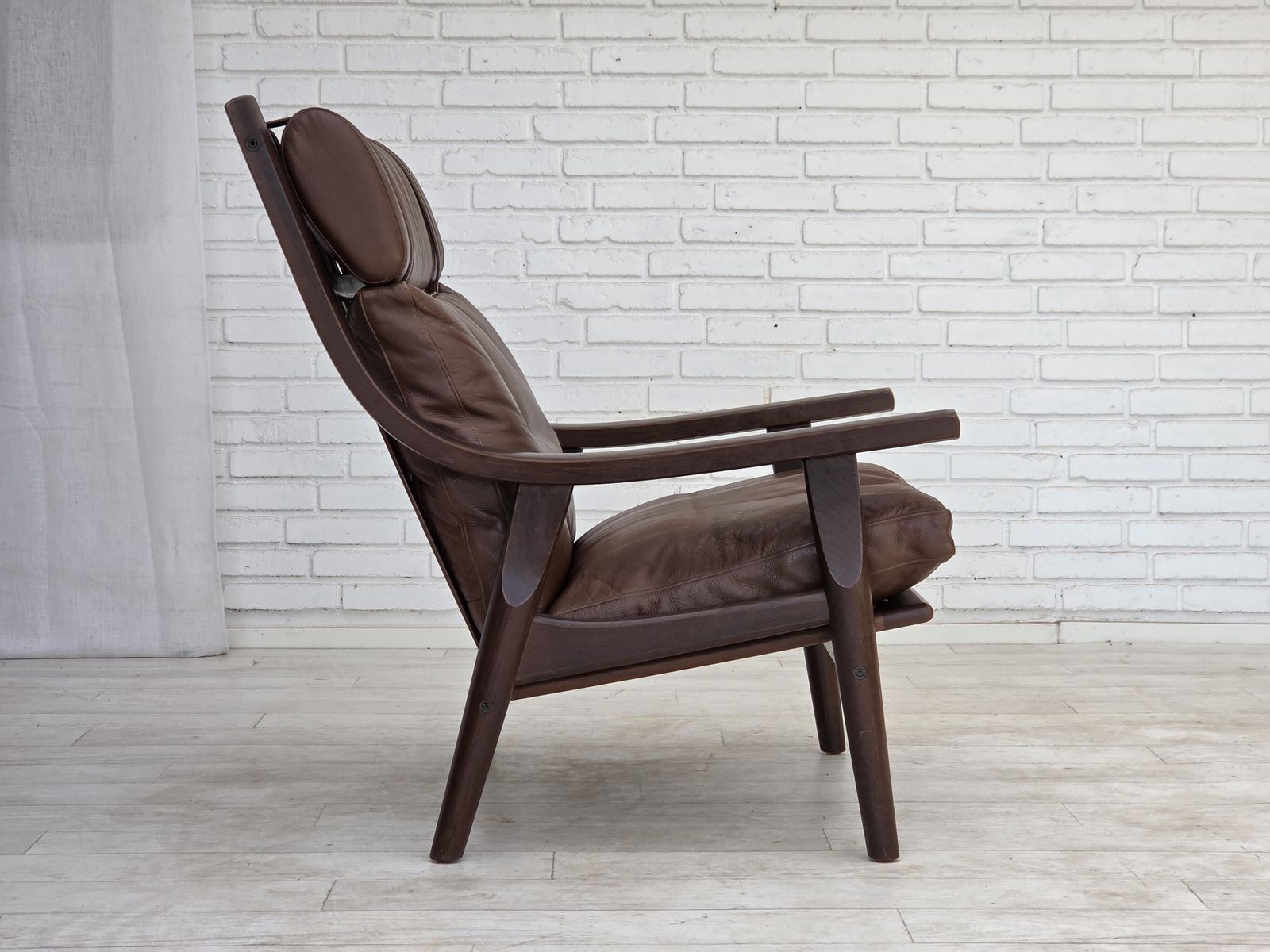 photo furniture Ca. jaren 1970, Deens design van H.J.Wegner, fauteuil met hoge rugleuning, model GE530.