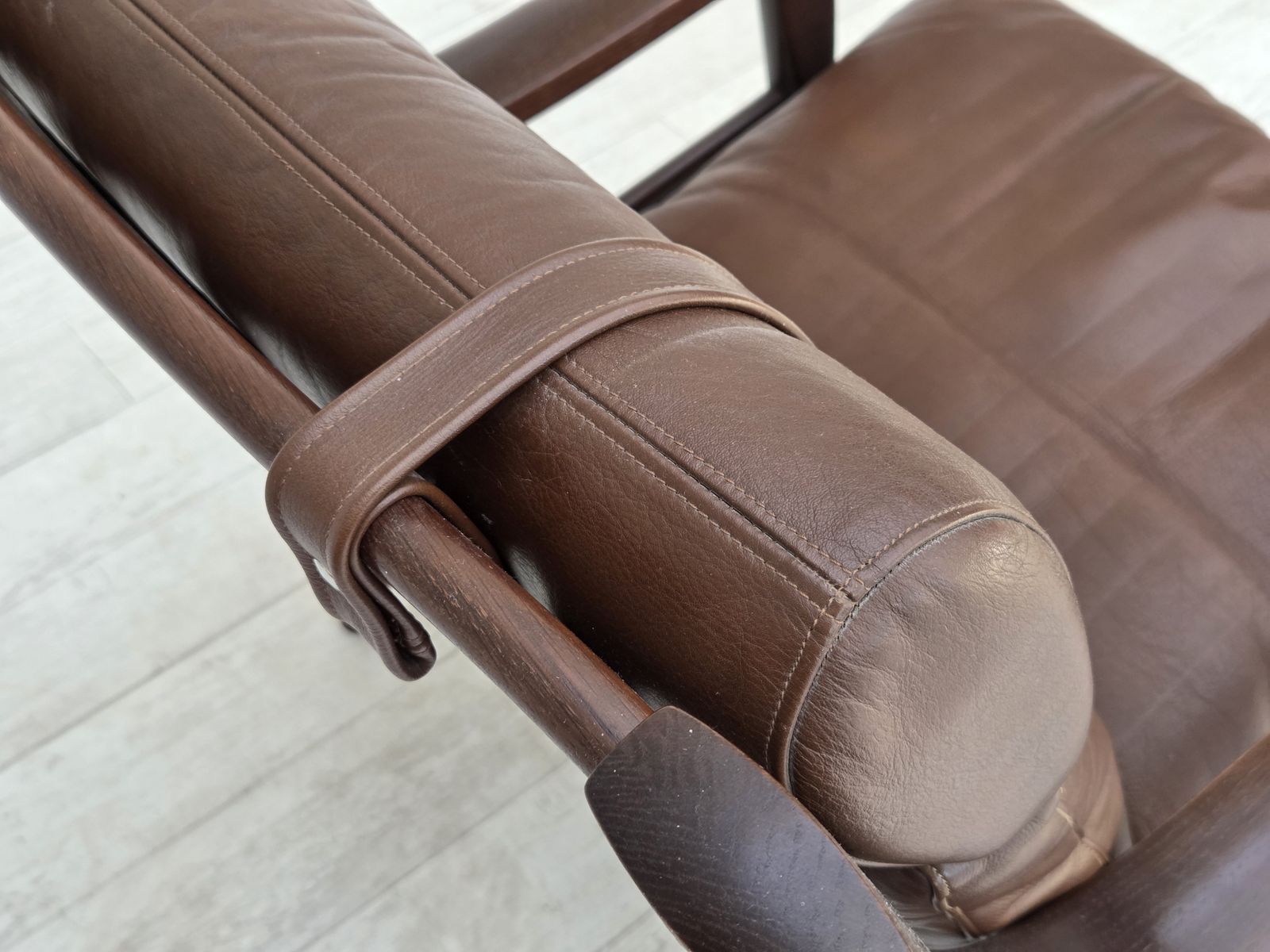photo for sale Ca. jaren 1970, Deens design van H.J.Wegner, fauteuil met hoge rugleuning, model GE530.