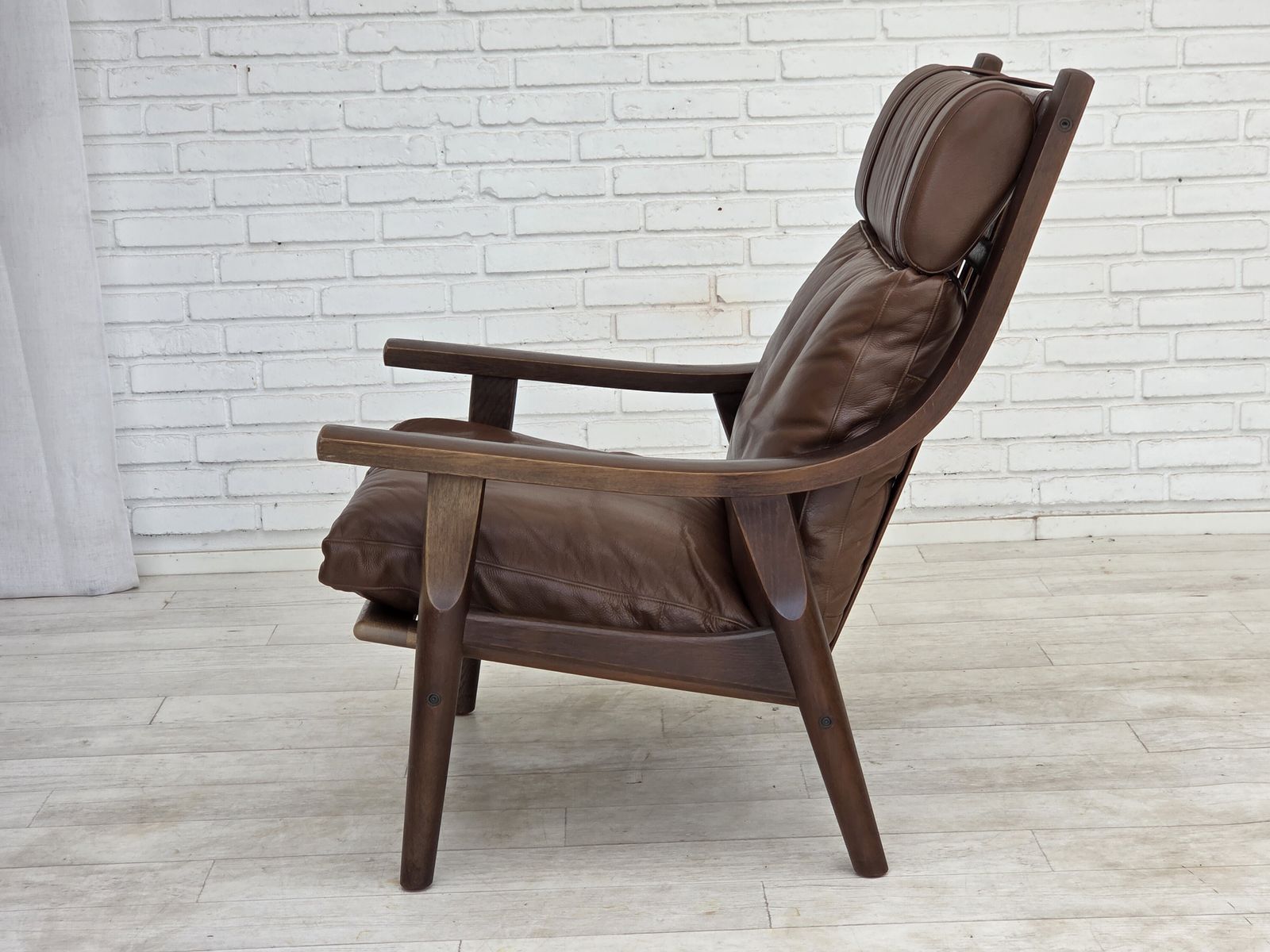photo vintage Ca. jaren 1970, Deens design van H.J.Wegner, fauteuil met hoge rugleuning, model GE530.