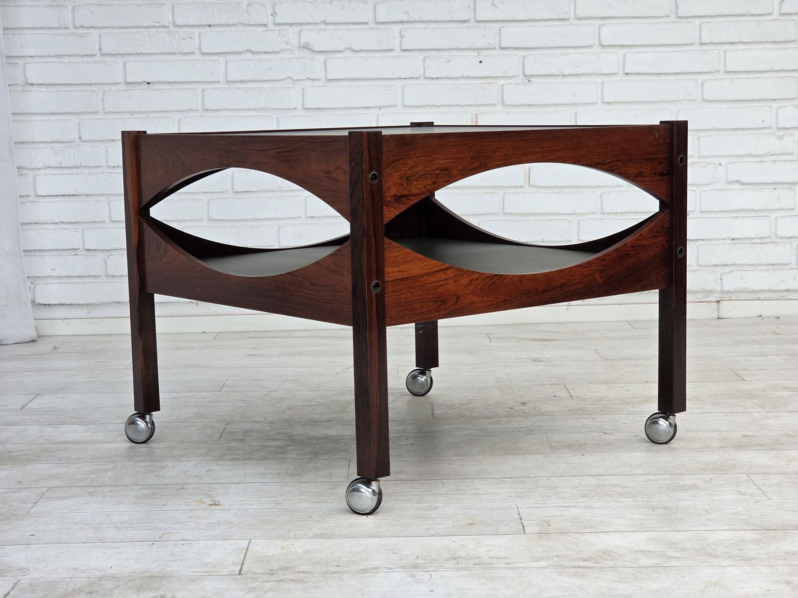 Jaren 1970, Deens design van Kristian Vedel. Bijzettafel model "Modus", teakhout. photo furniture