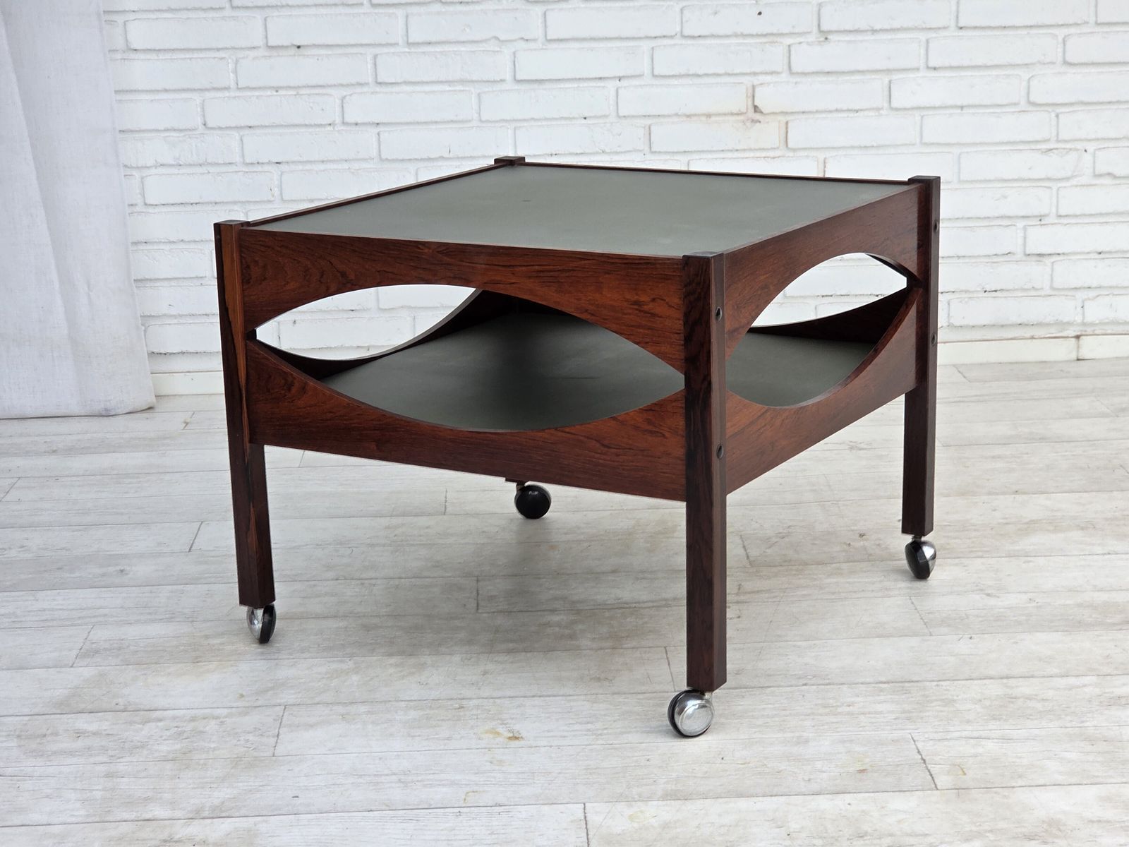Jaren 1970, Deens design van Kristian Vedel. Bijzettafel model "Modus", teakhout. photo buy