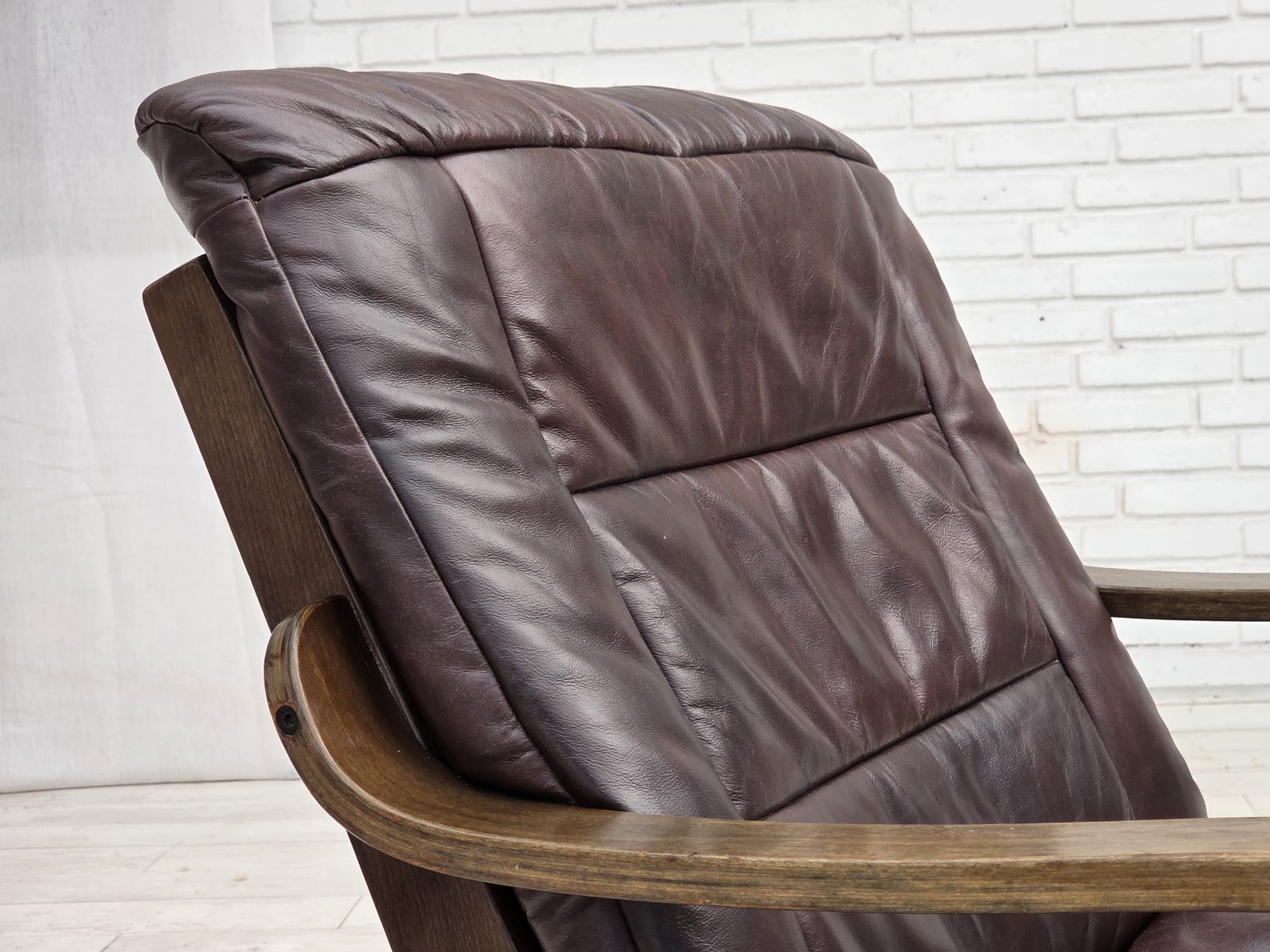 Ca. jaren 1970, Scandinavische fauteuil, bruin meubeleer. photo for sale