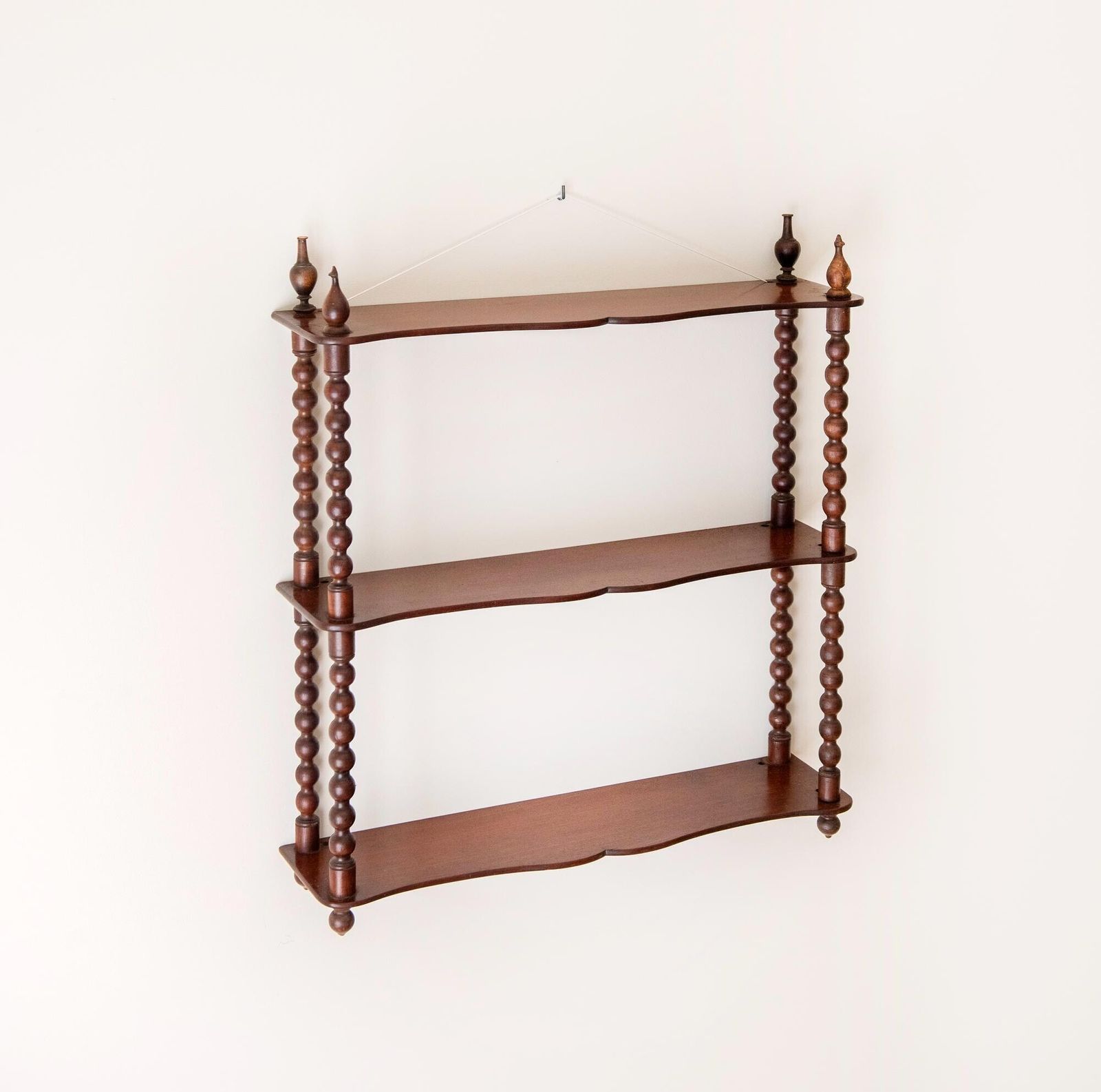 Étagère murale d'époque à bobines, acajou anglais, étagère victorienne à trois niveaux photo furniture