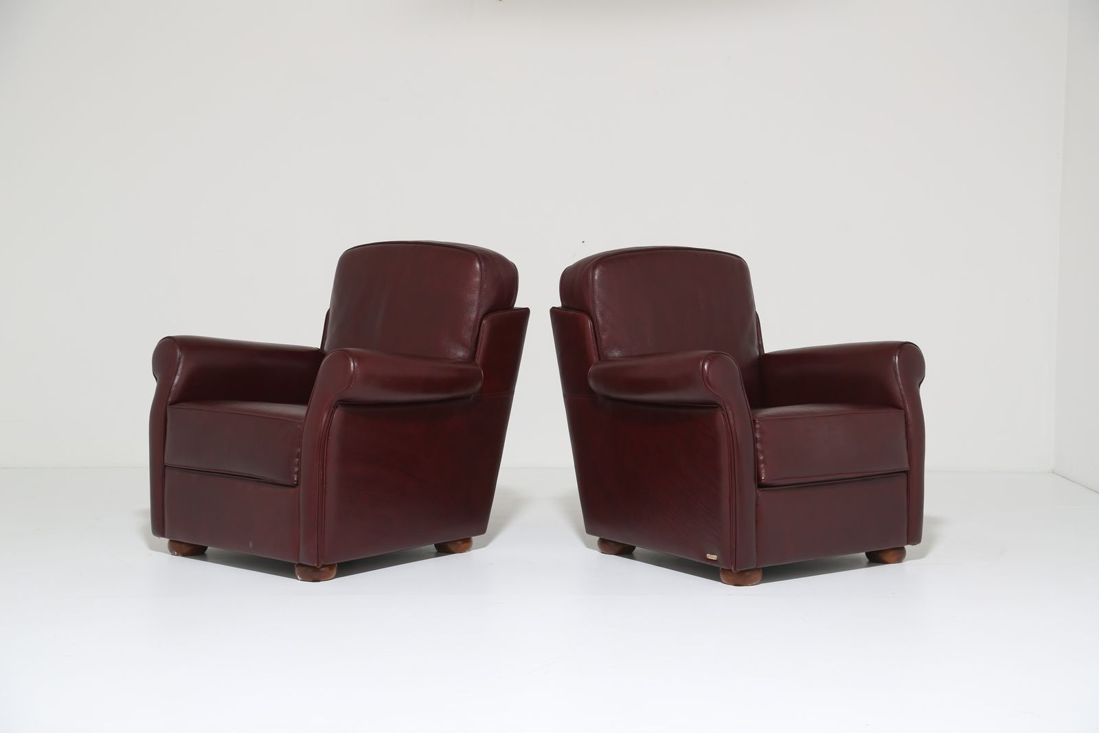 Paar art deco stijl Italiaanse bordeauxrode leren clubfauteuils van Fratelli Mascheroni