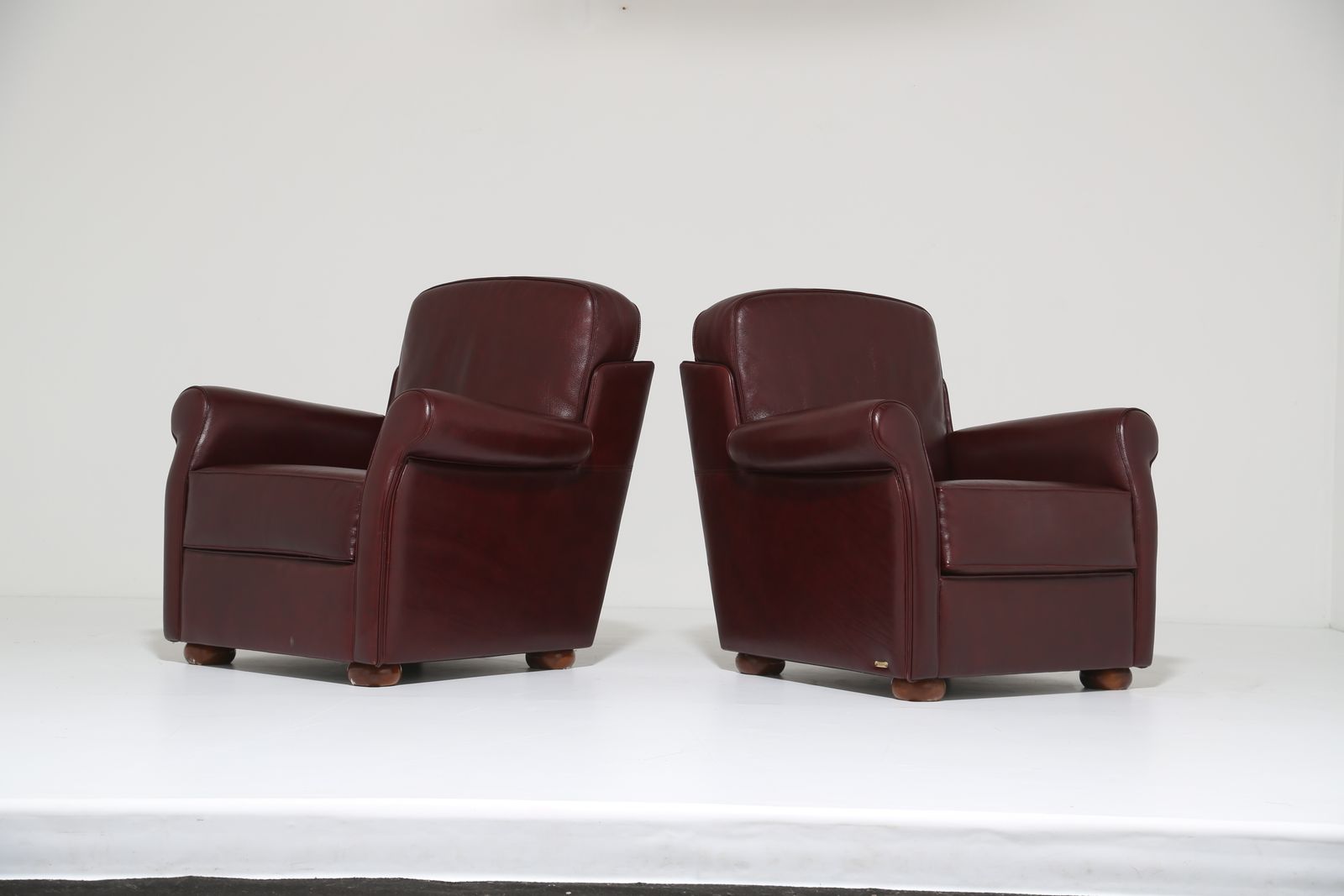Paar art deco stijl Italiaanse bordeauxrode leren clubfauteuils van Fratelli Mascheroni photo vinterior