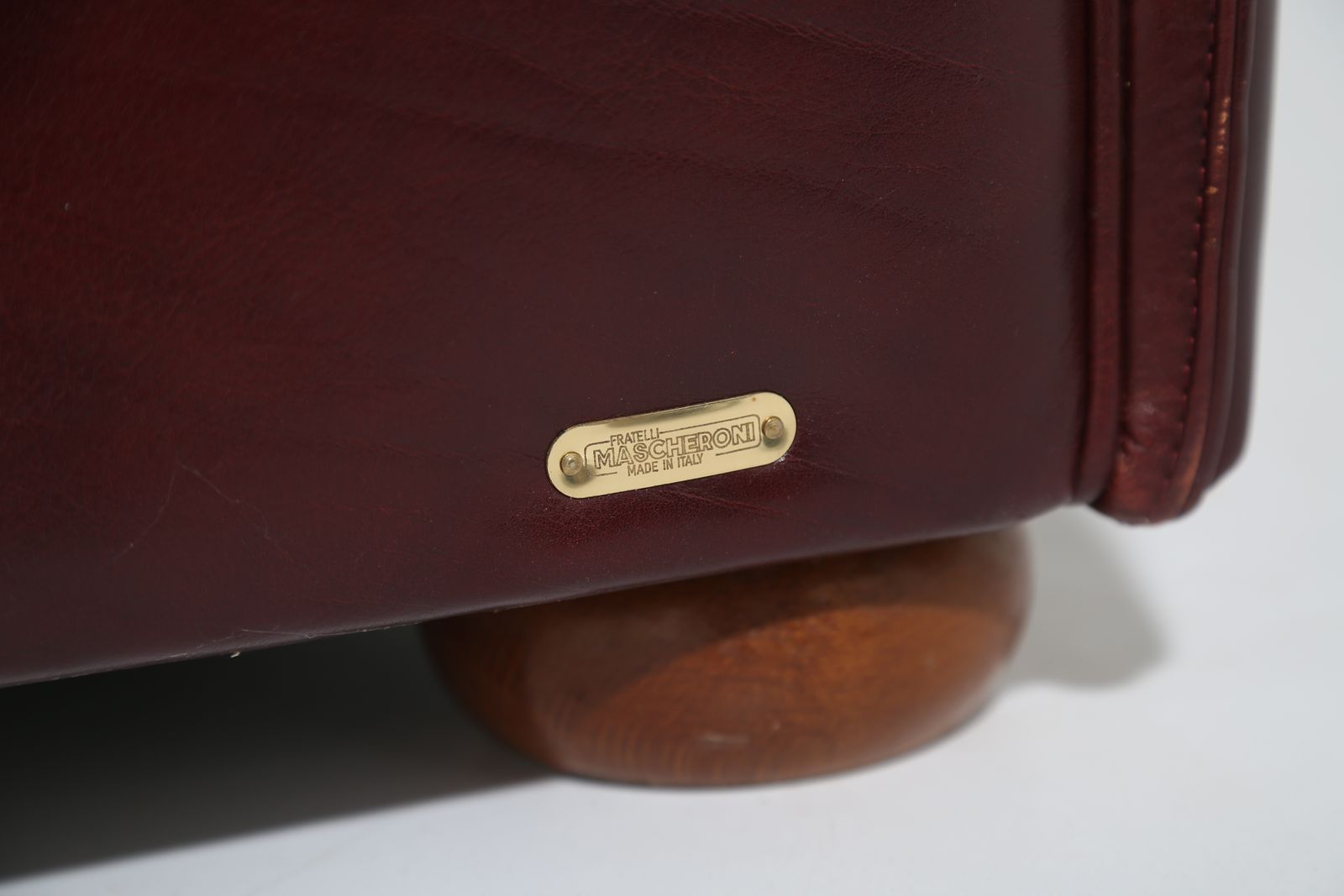 photo buy Paar art deco stijl Italiaanse bordeauxrode leren clubfauteuils van Fratelli Mascheroni