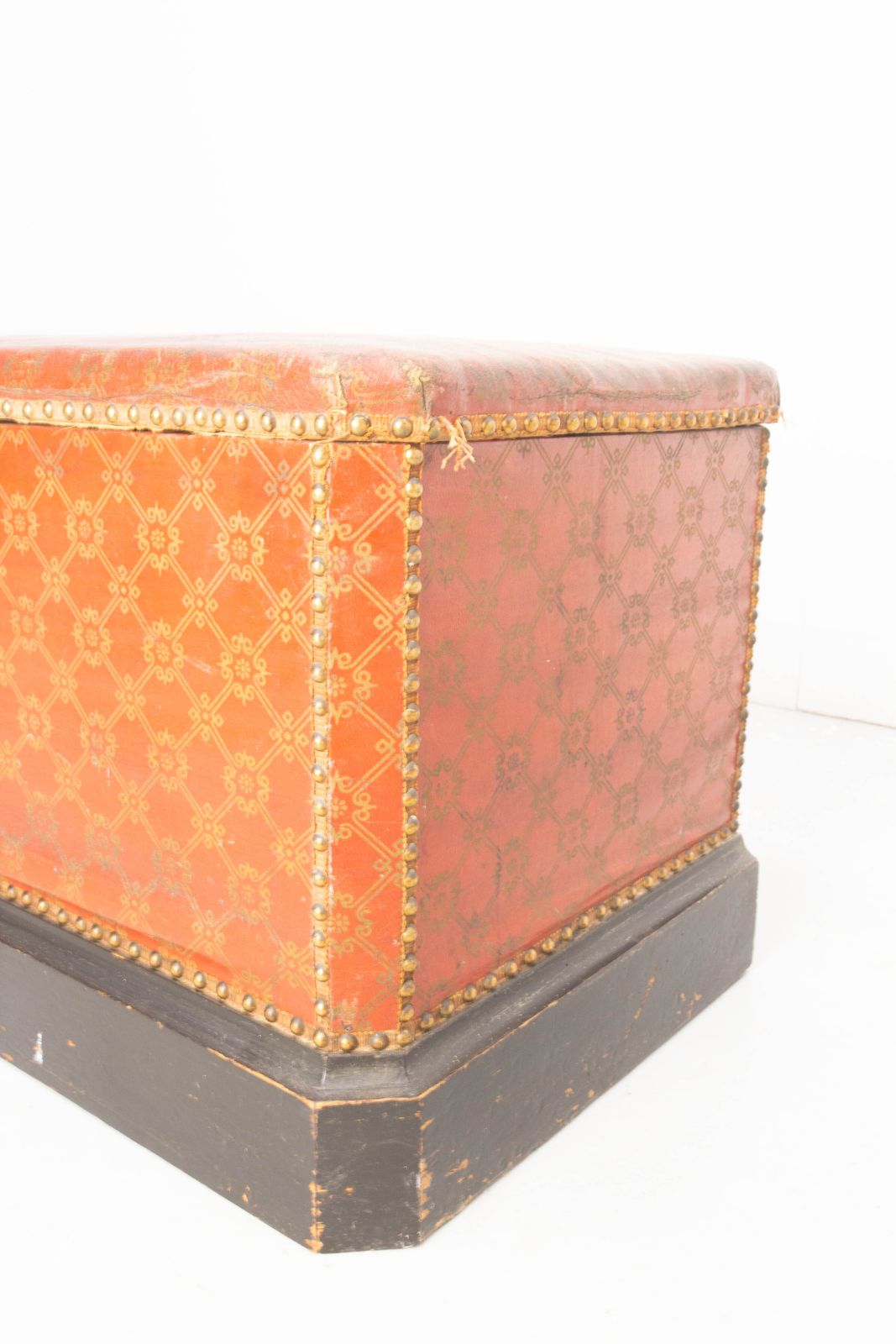 Coffre-banc d'époque rouge et doré, clous en laiton, pin rustique, français photo 1277.0