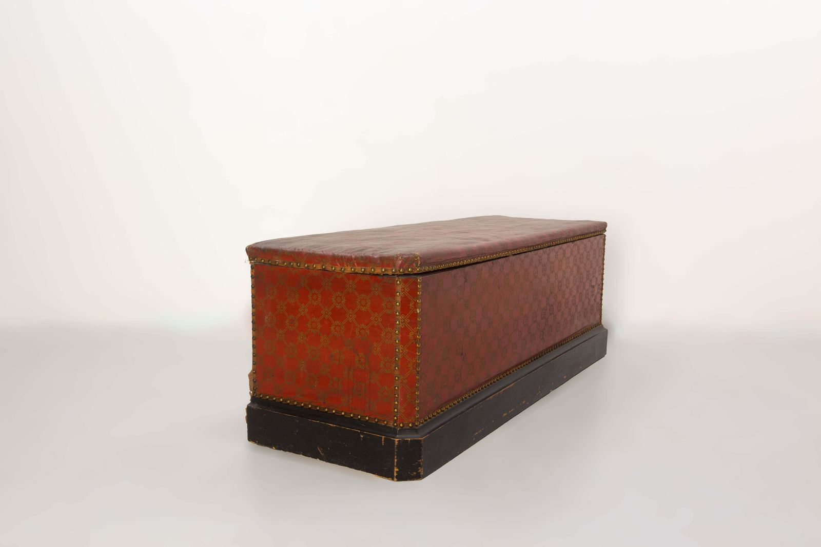 Antiek rode en gouden rustieke koffer opbergbank met messing siernagels, grenenhouten kist, Frans photo 1277.0