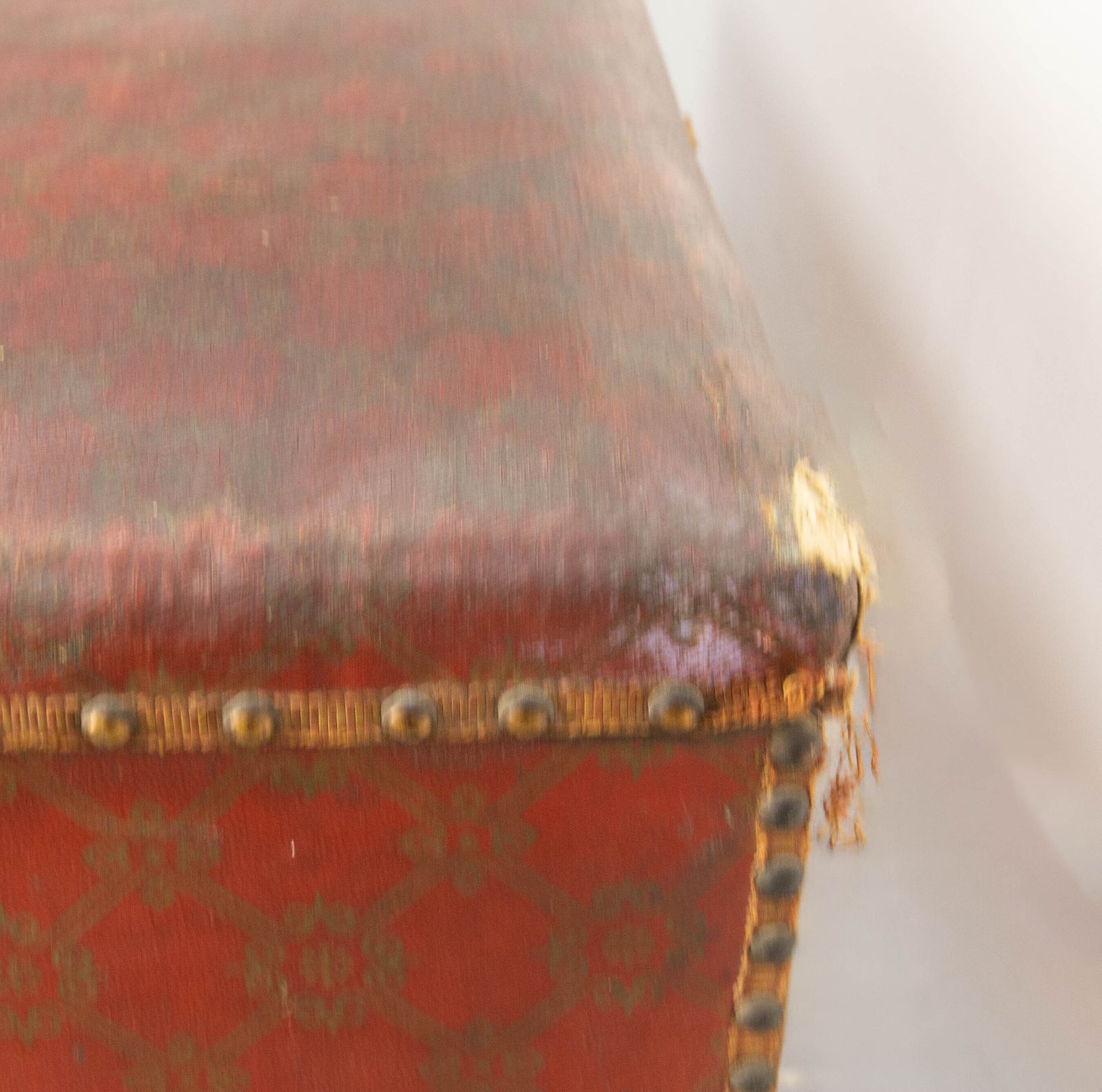 photo furniture Antiek rode en gouden rustieke koffer opbergbank met messing siernagels, grenenhouten kist, Frans