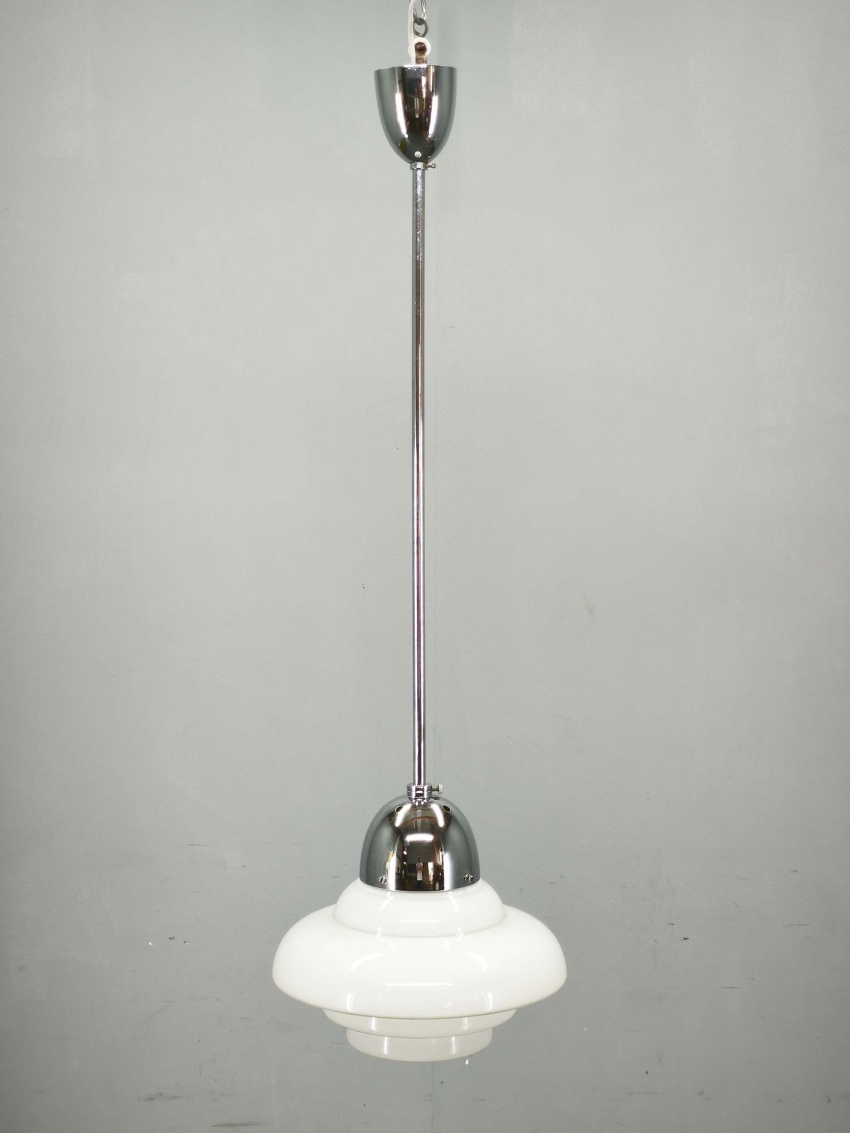 photo for sale Suspension Art déco Bauhaus en verre opaline et chrome, années 1930