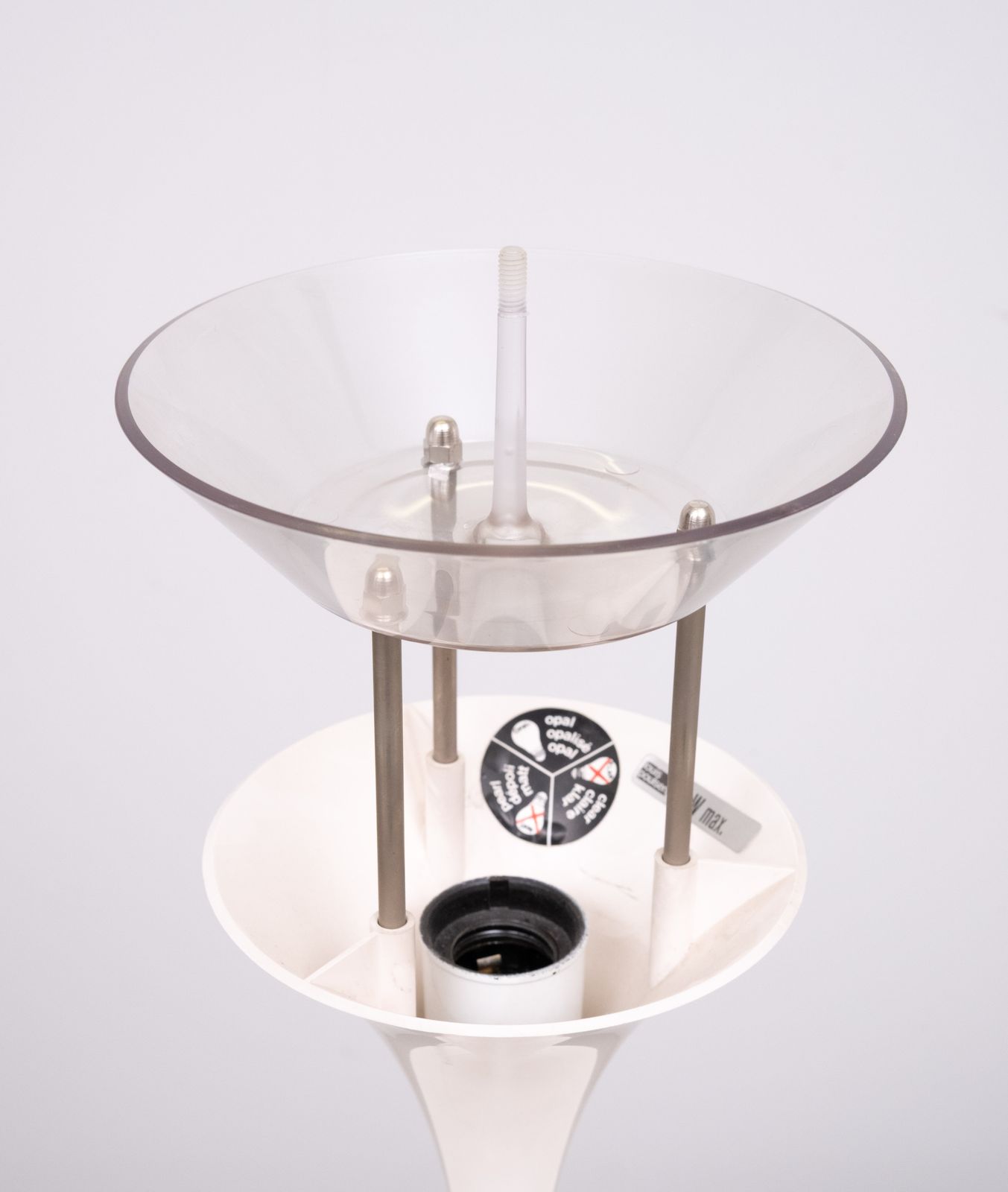 photo furniture Iconische Louis Poulsen Panthella Mushroom tafellamp