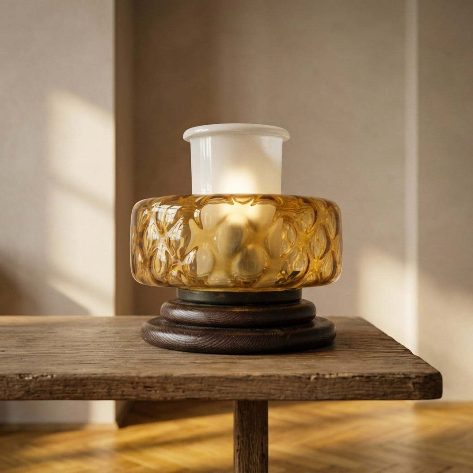 Tafellamp midden 20e eeuw, amberkleurig geperst glas en hout, 27 × 27 × 25 cm