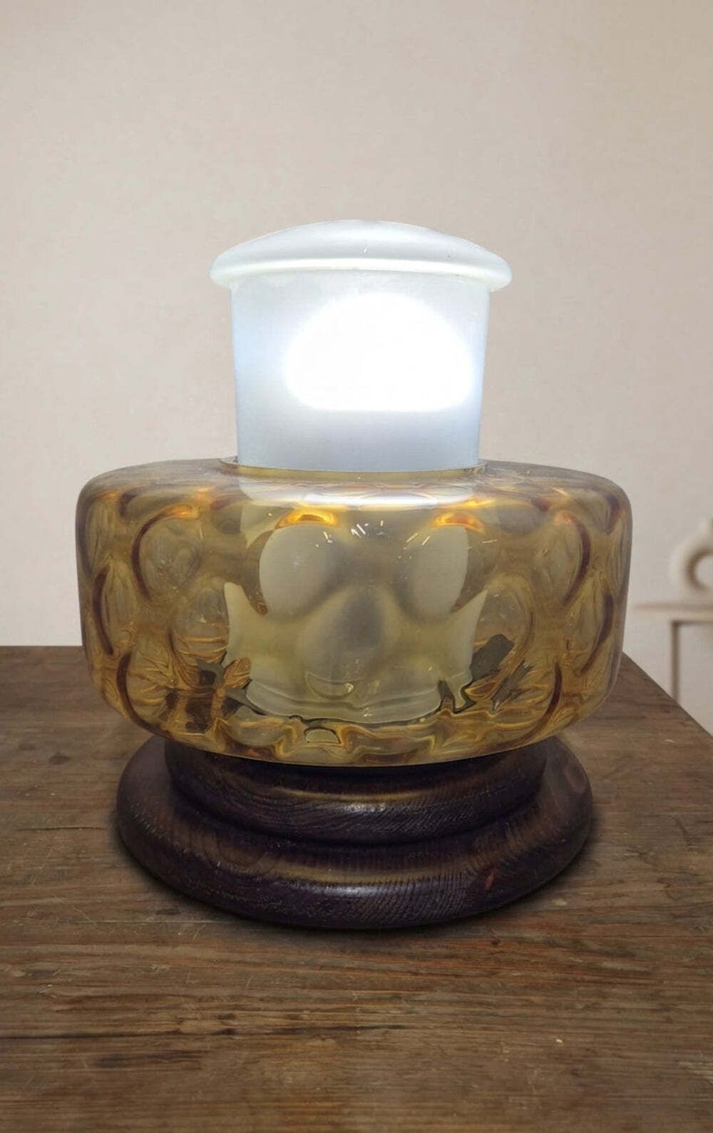 Tafellamp midden 20e eeuw, amberkleurig geperst glas en hout, 27 × 27 × 25 cm photo furniture