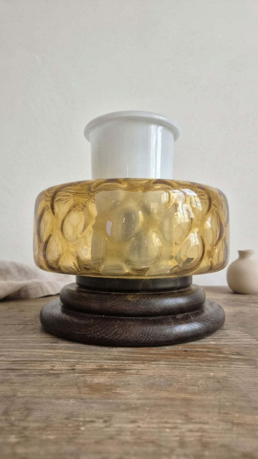 Tafellamp midden 20e eeuw, amberkleurig geperst glas en hout, 27 × 27 × 25 cm photo buy