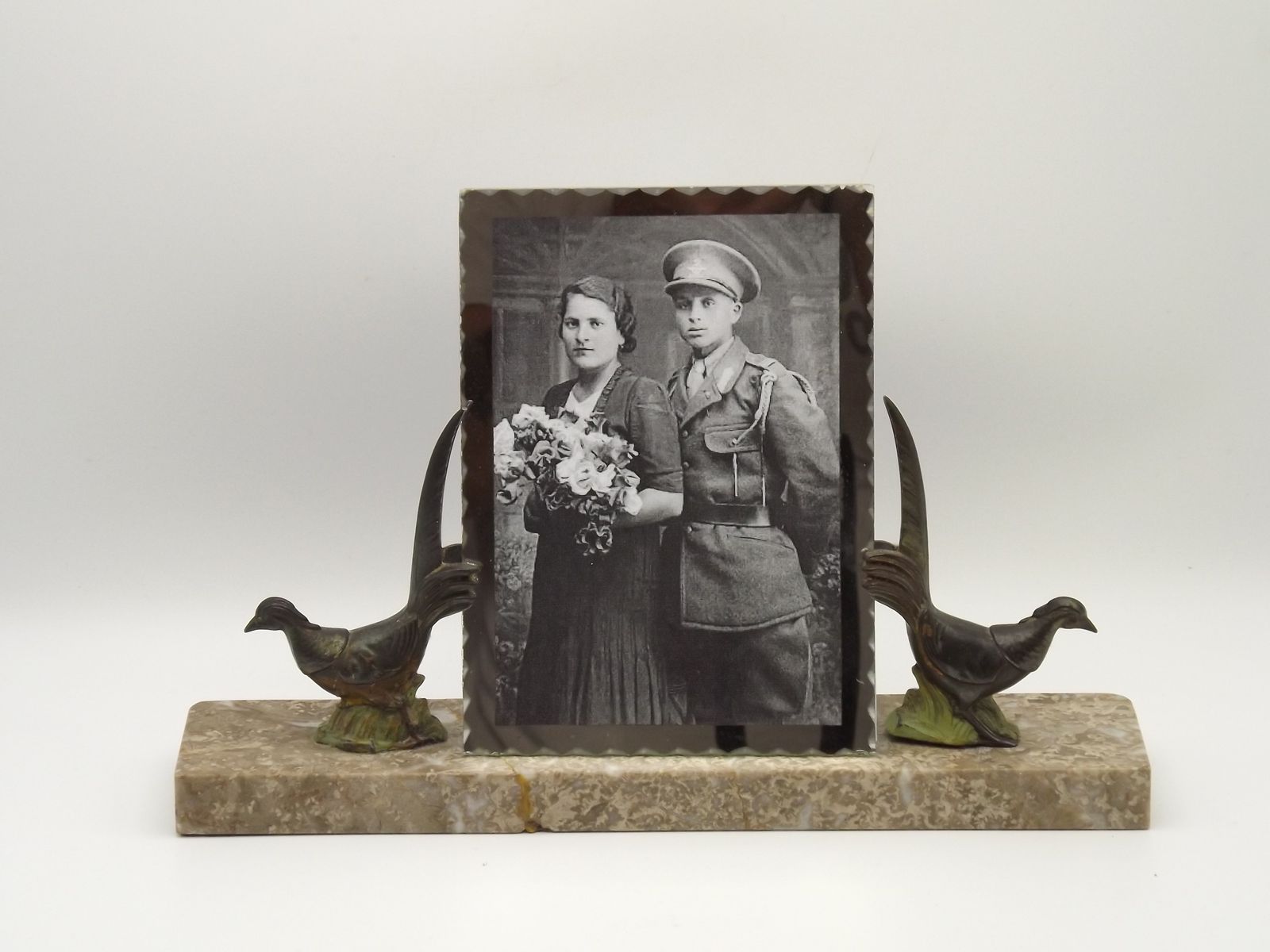 Franse art deco fotolijst met marmeren voet en 2 spelter fazanten photo furniture