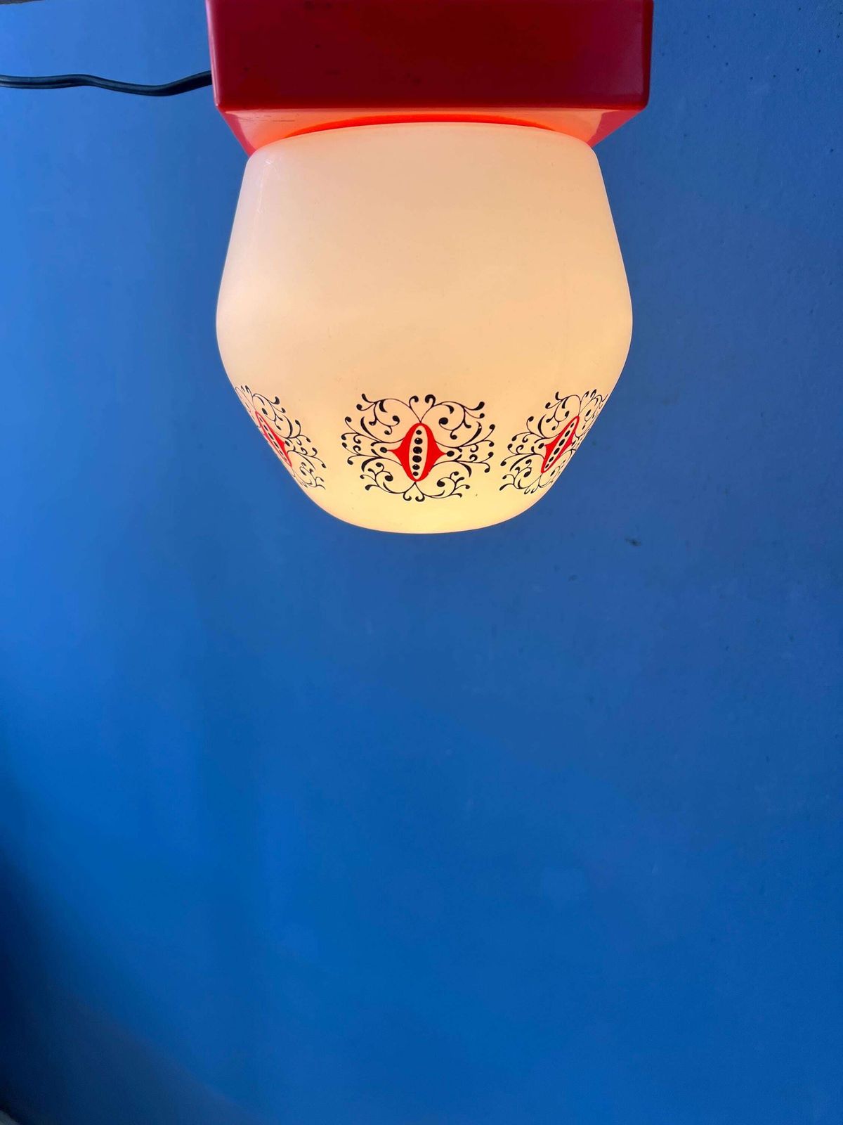 Vintage opaline glazen Thabur plafondlamp met oranje plafondrozet photo vinterior