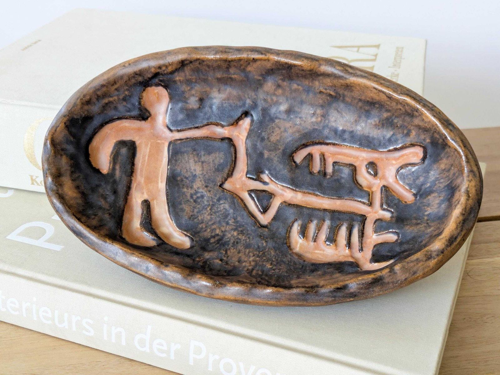 photo buy Vintage Emil Ruge Deens Studiopottery Gebeeldhouwde Opvangschaal Sgraffito Primitieve Kunst