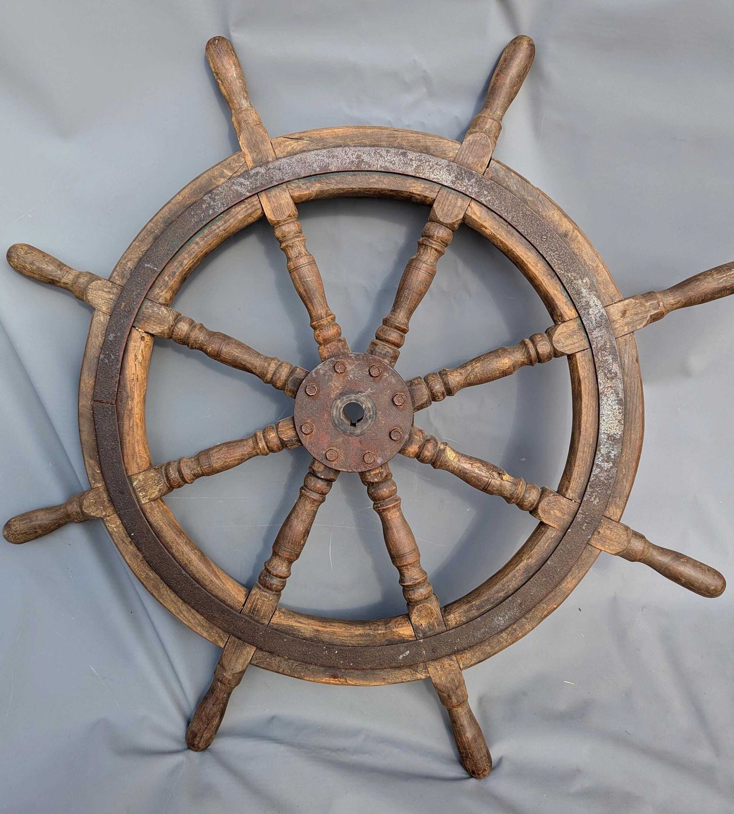 Barre à roue de navire d'époque en bois, à fuseaux tournés, décoration murale nautique et maritime photo furniture
