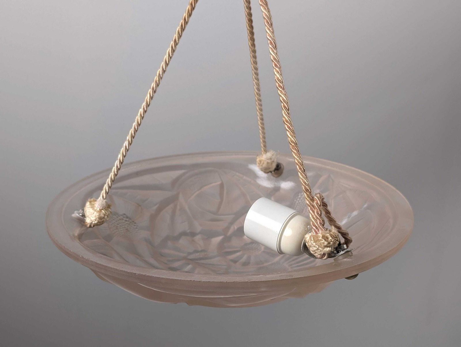 Luminaires Suspension Art Déco française en verre moulé rose, motif floral, par Degué, années 1930 photo
