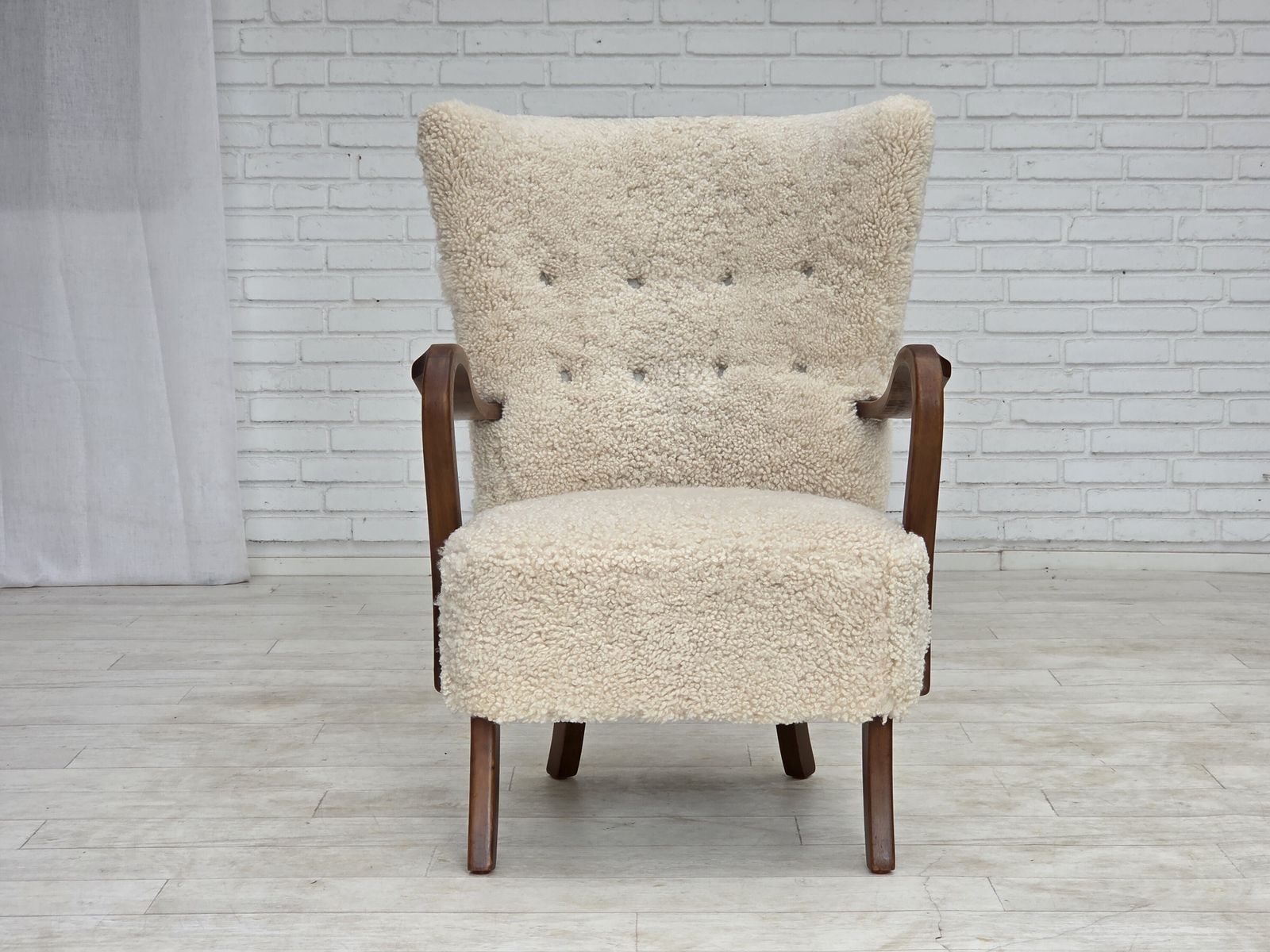 Ca. jaren 1960, Deens design van Alfred Christensen, opnieuw bekleed, echt schapenleer. photo vinterior